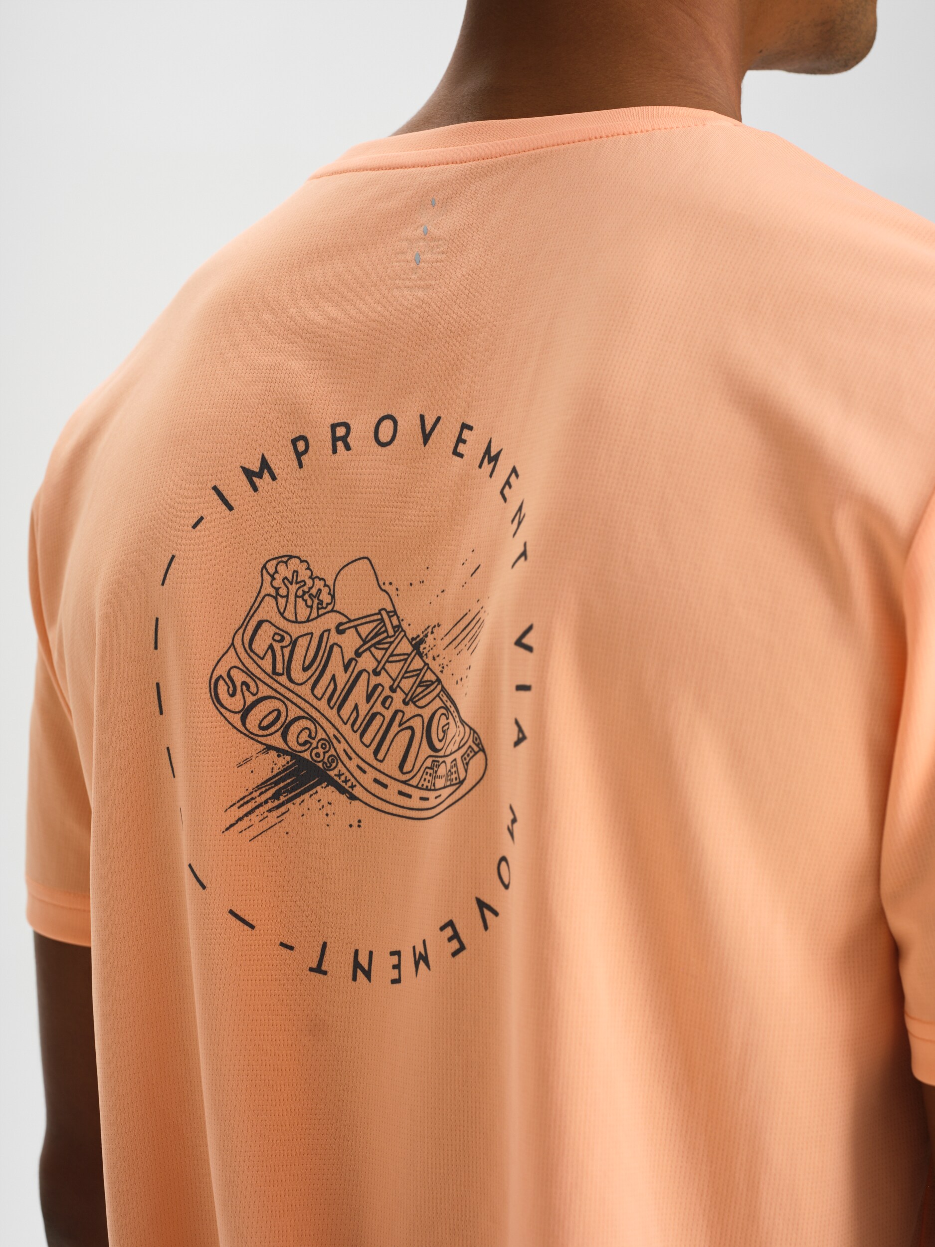 SOC, M RUN GRAPHIC MESH TEE