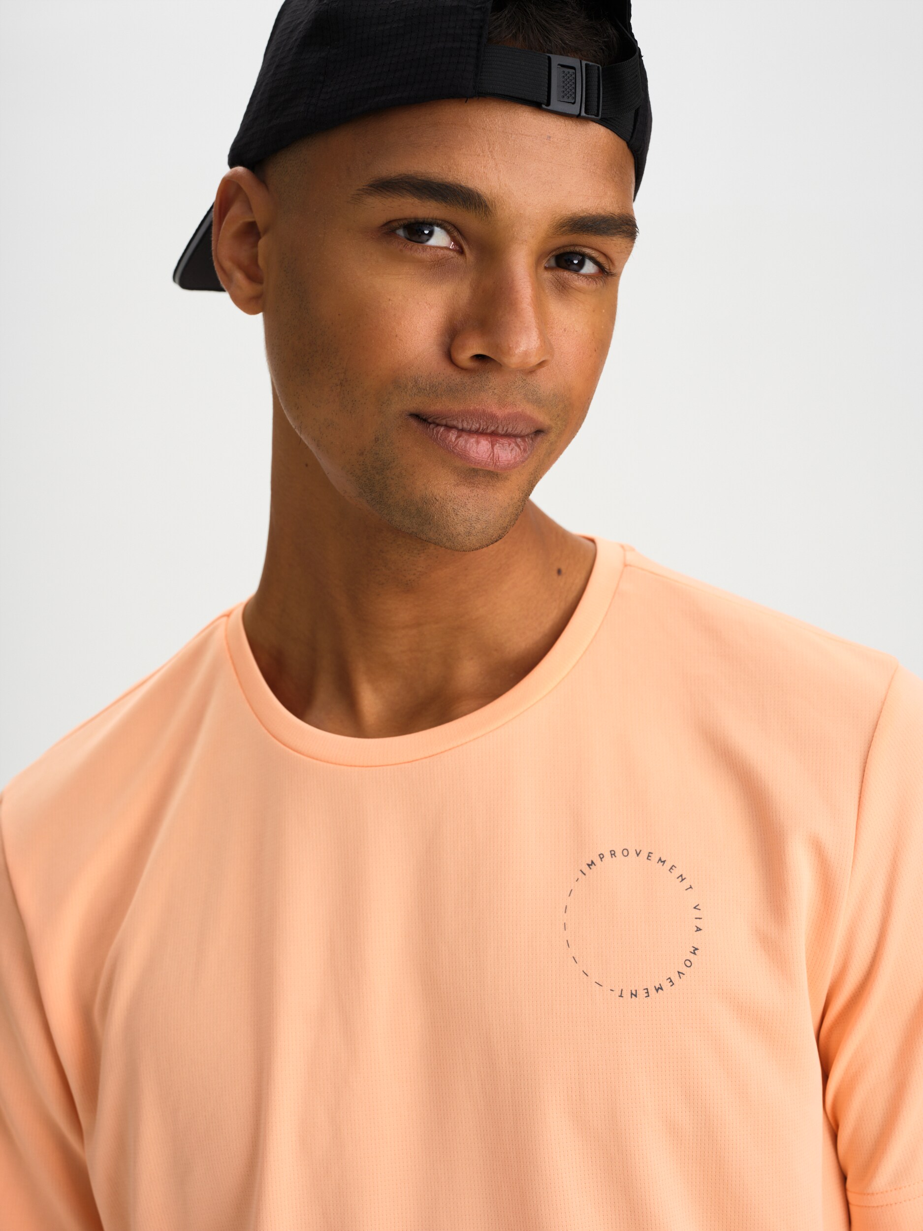 SOC, M RUN GRAPHIC MESH TEE