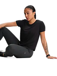 W Run Mesh Tee - Black Model01 Small1x1