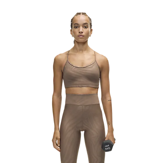 406506101101 CASALL Sleek Strappy Sports Bra Printed 406506101101 CASALL Sleek Strappy Sports Bra Printed Model01 Detail