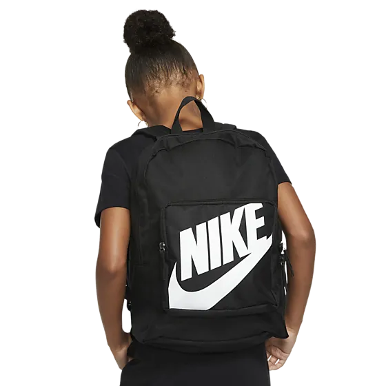 405628101101 NIKE Classic Kids´ Backpack (16l) 405628101101 NIKE Classic Kids´ Backpack (16l) Model01 Detail