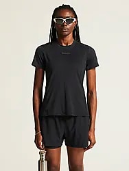 W ADV ESSENCE SS TEE 2 - BLACK Model01 Small1x1