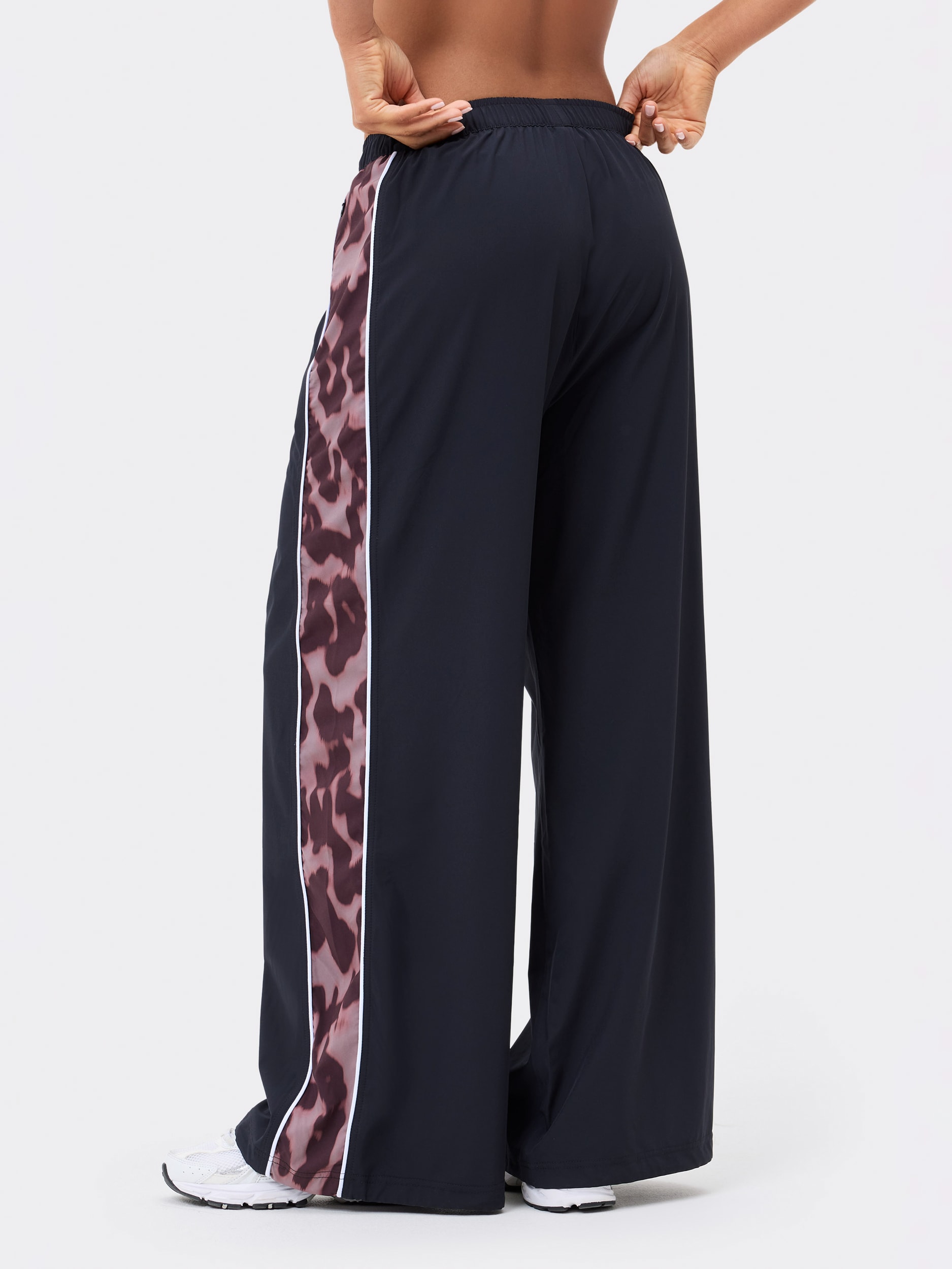 STRONGER, W BREEZY WOVEN PANTS
