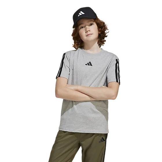 399839103101 ADIDAS J 3S Tee 160 399839103101 ADIDAS J 3S Tee 160 Model01 Detail