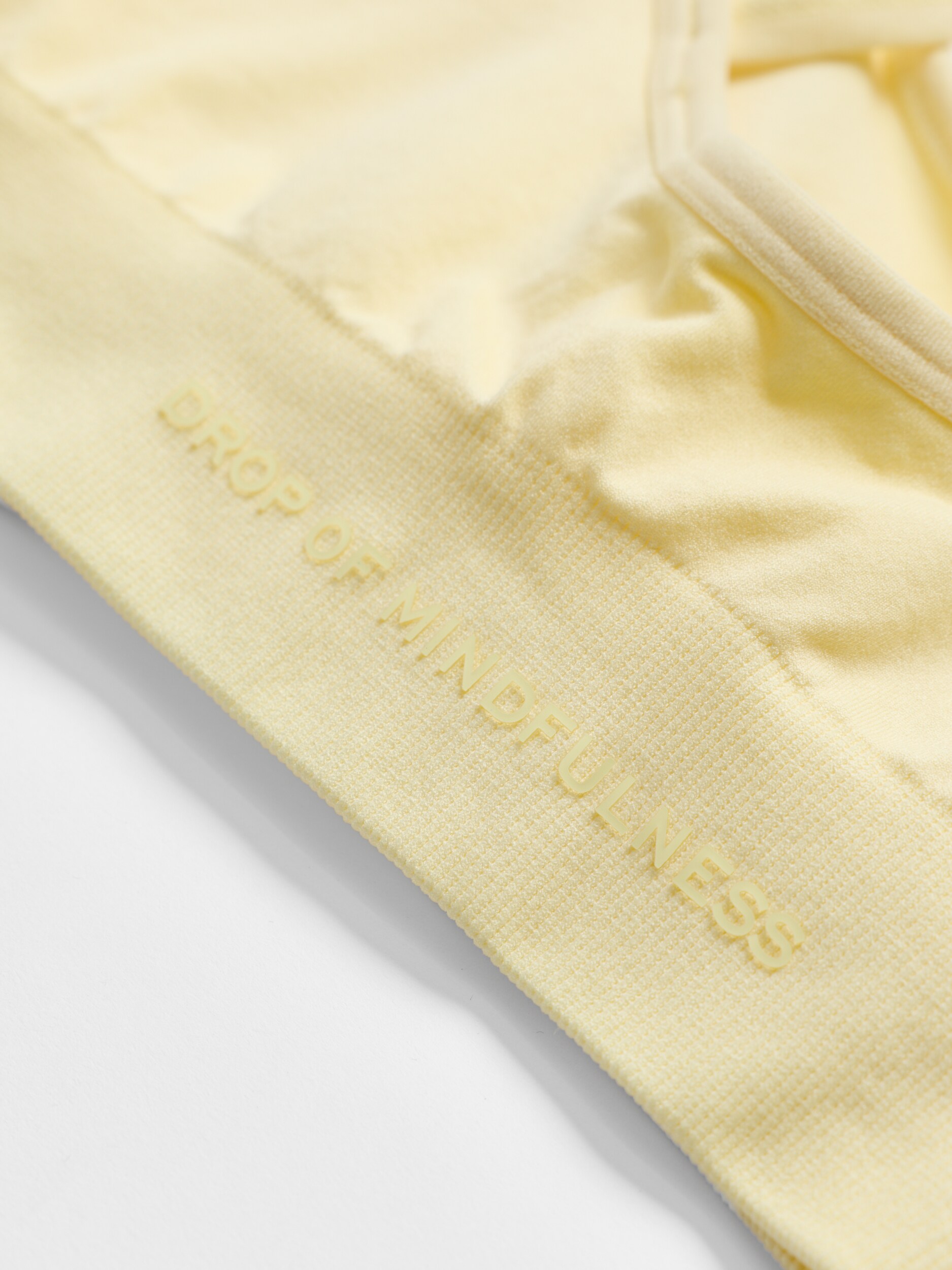 DROP OF MINDFULNESS, SIGNATURE SEAMLESS V SHAPE BRA