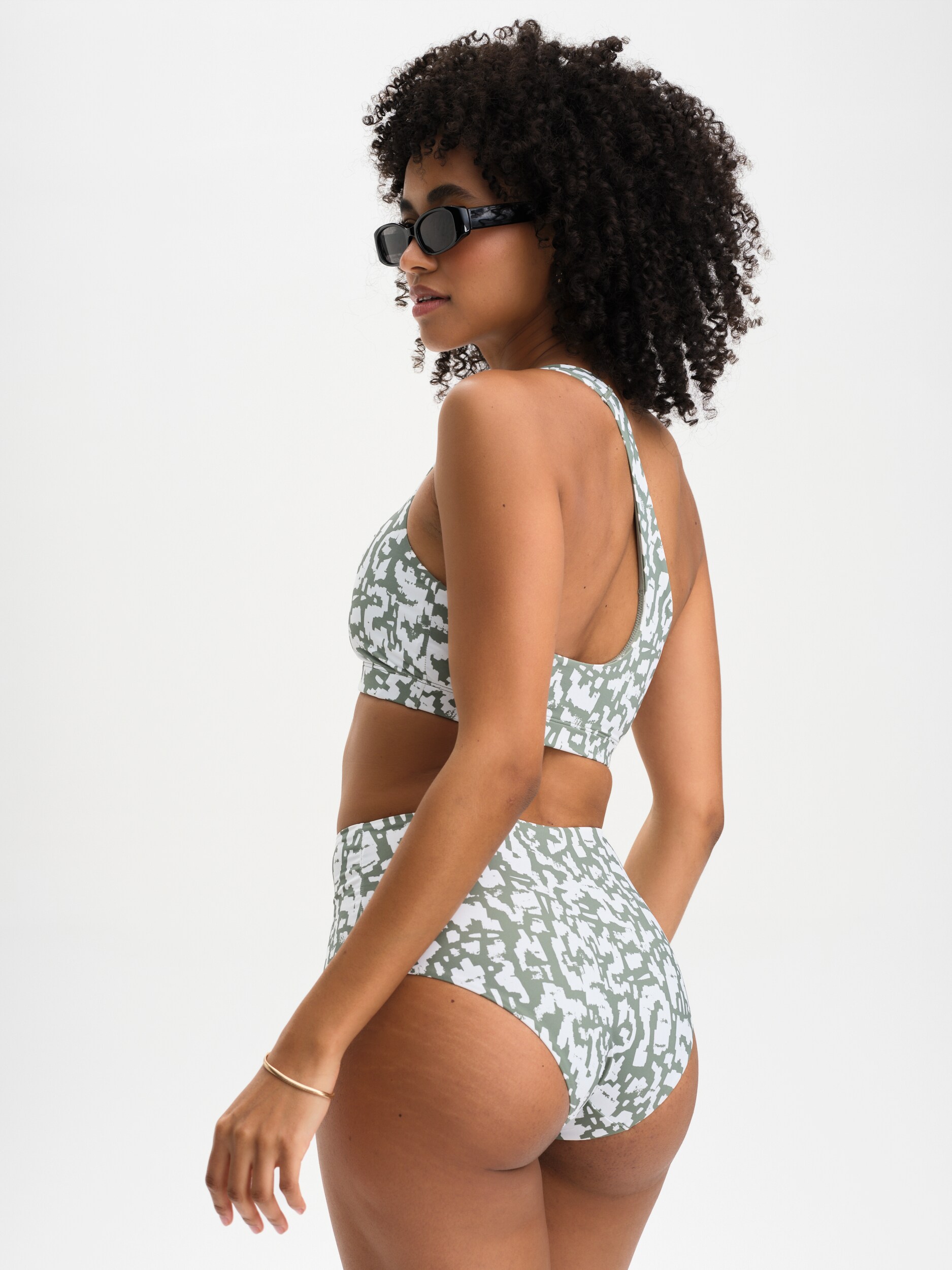SOC, W BEACH ONESHOULDER
