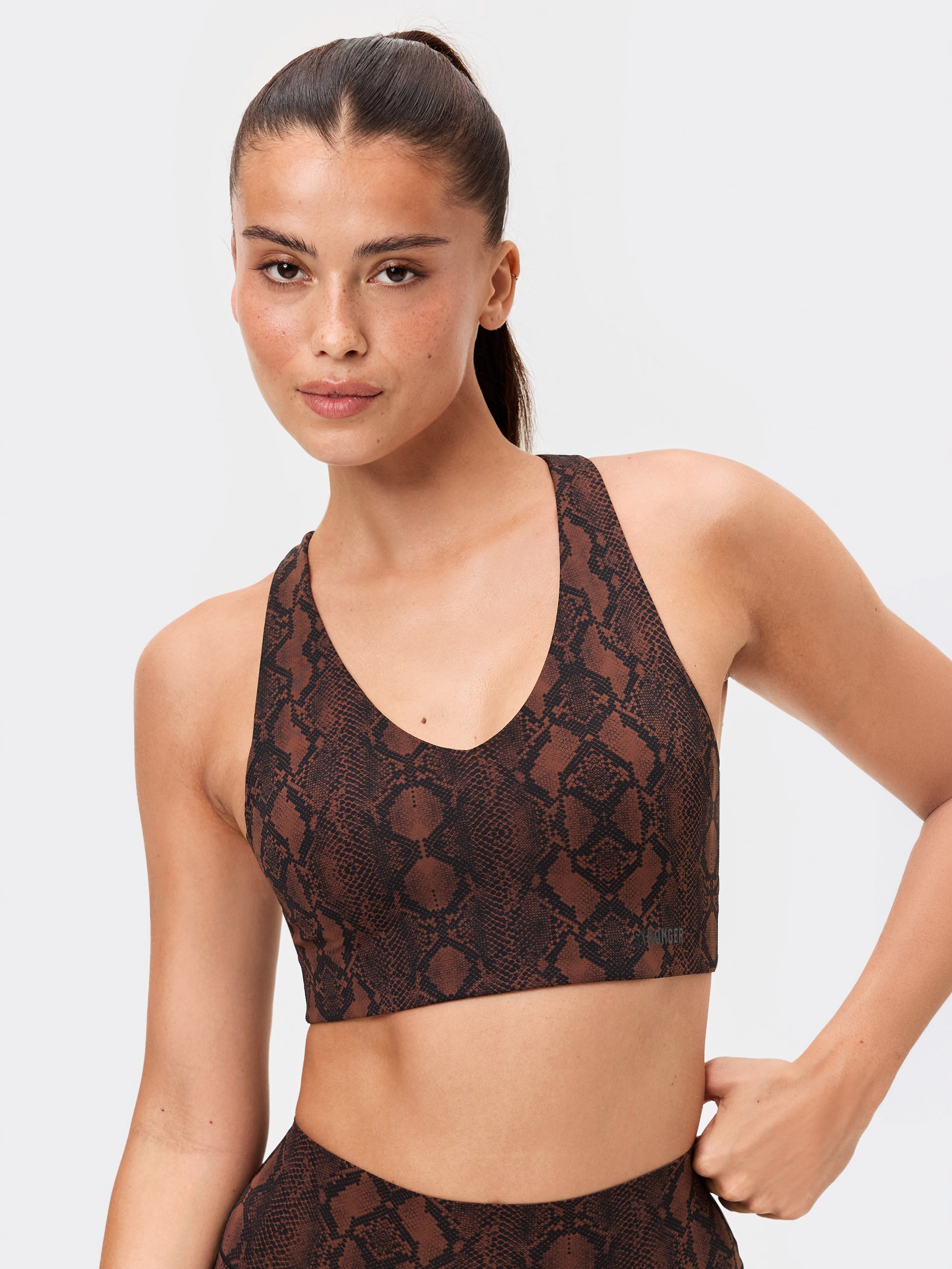 
STRONGER, 
Sleek Sports Bra, 
Detail 1
