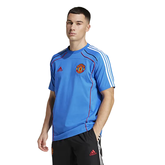 403745101102 ADIDAS ORIGINALS Mufc Ubp Tee 403745101102 ADIDAS ORIGINALS Mufc Ubp Tee Model01 Detail