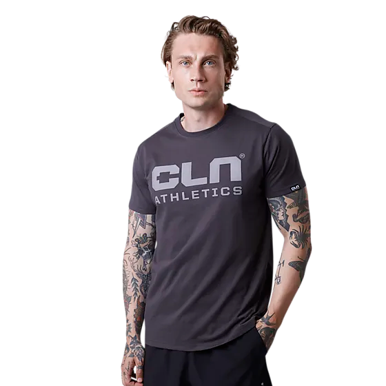 397062102101 CLN ATHLETICS M Promo T-Shirt 397062102101 CLN ATHLETICS M Promo T-Shirt Model01 Detail