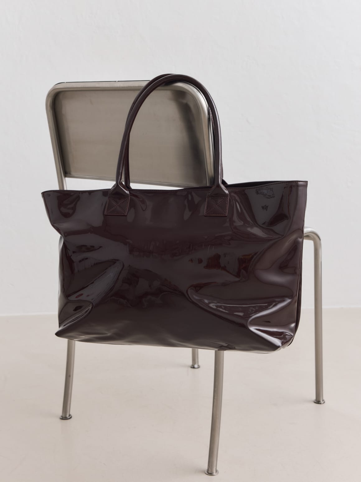 
AIM&acute;N, 
GLOSSY TOTE BAG, 
Detail 1

