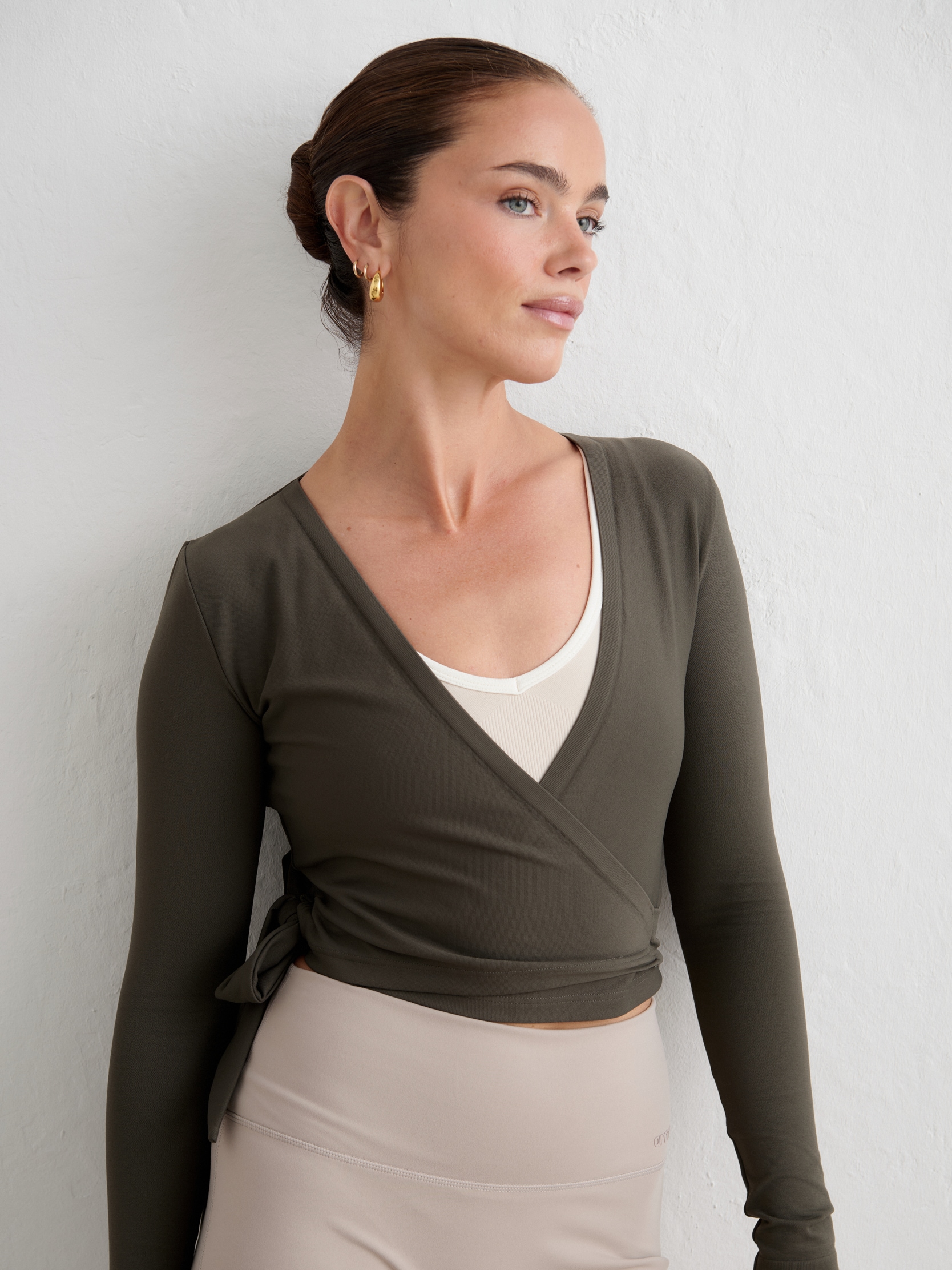
AIM&acute;N, 
Shape Seamless Wrap Long Sleeve, 
Detail 1
