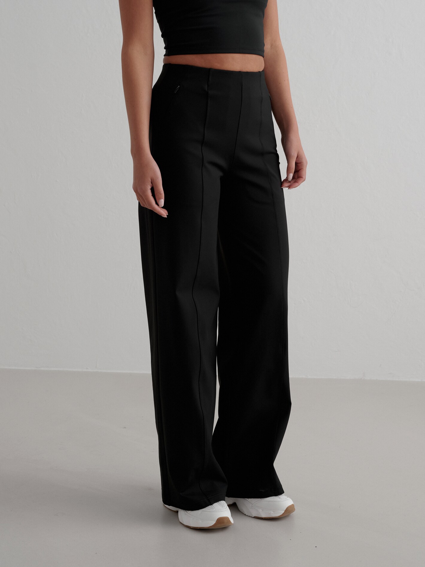 
AIM&acute;N, 
Warming Pintuck Pants, 
Detail 1
