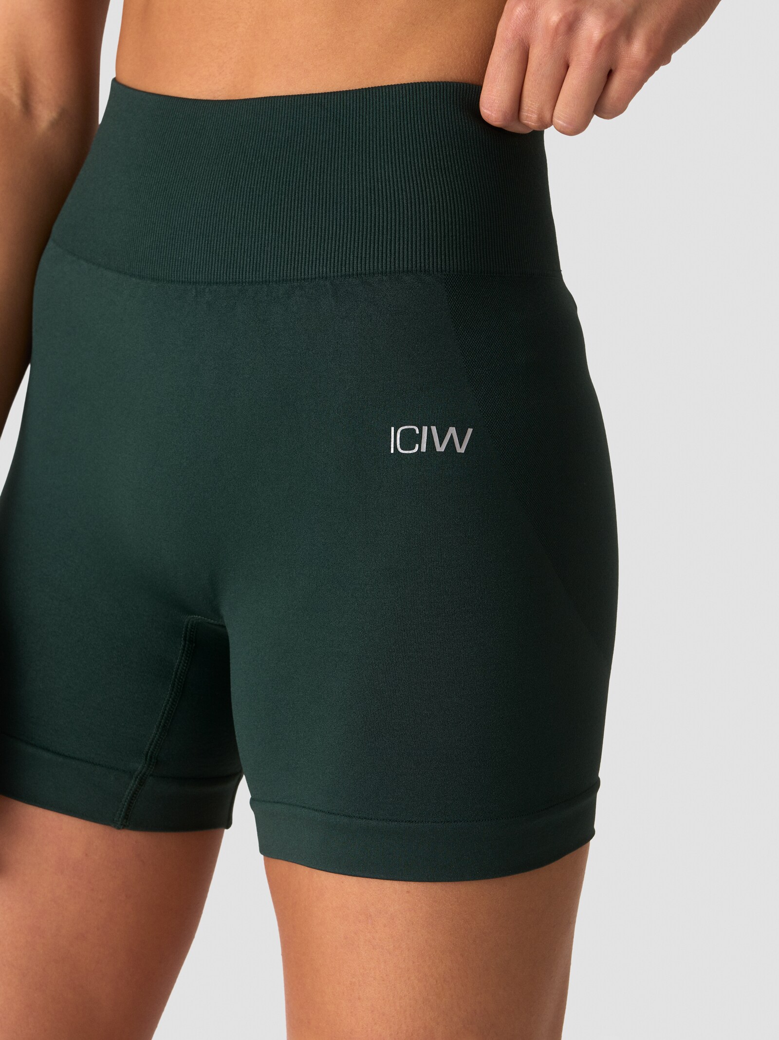 ICANIWILL, SMOOTH SEAMLESS MIDI SHORTS W