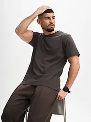 M GRAPHIC TEE - BROWN SLATE Model01 Small1x1