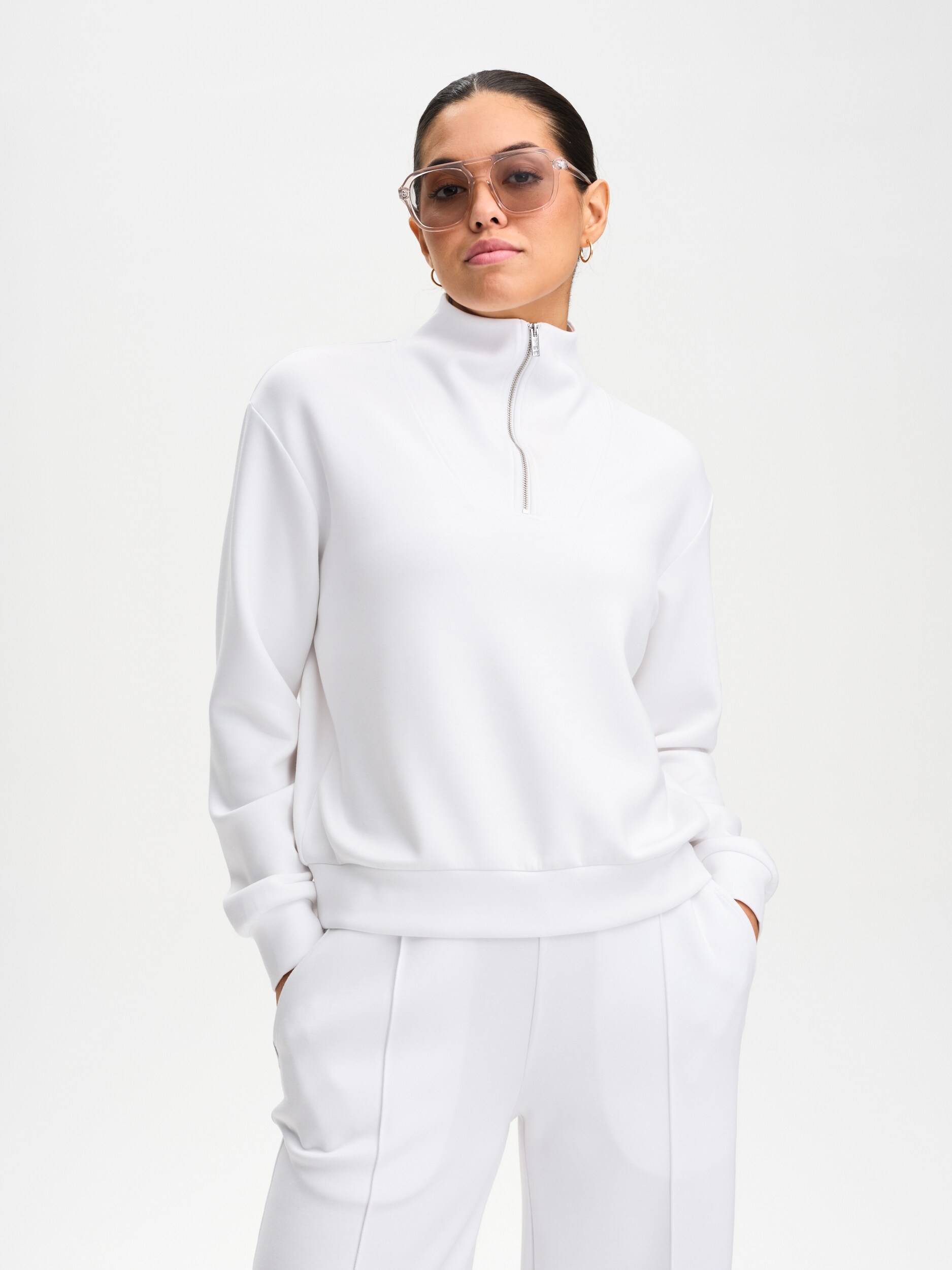 
SOC, 
W SOFT HALF ZIP, 
Detail 1
