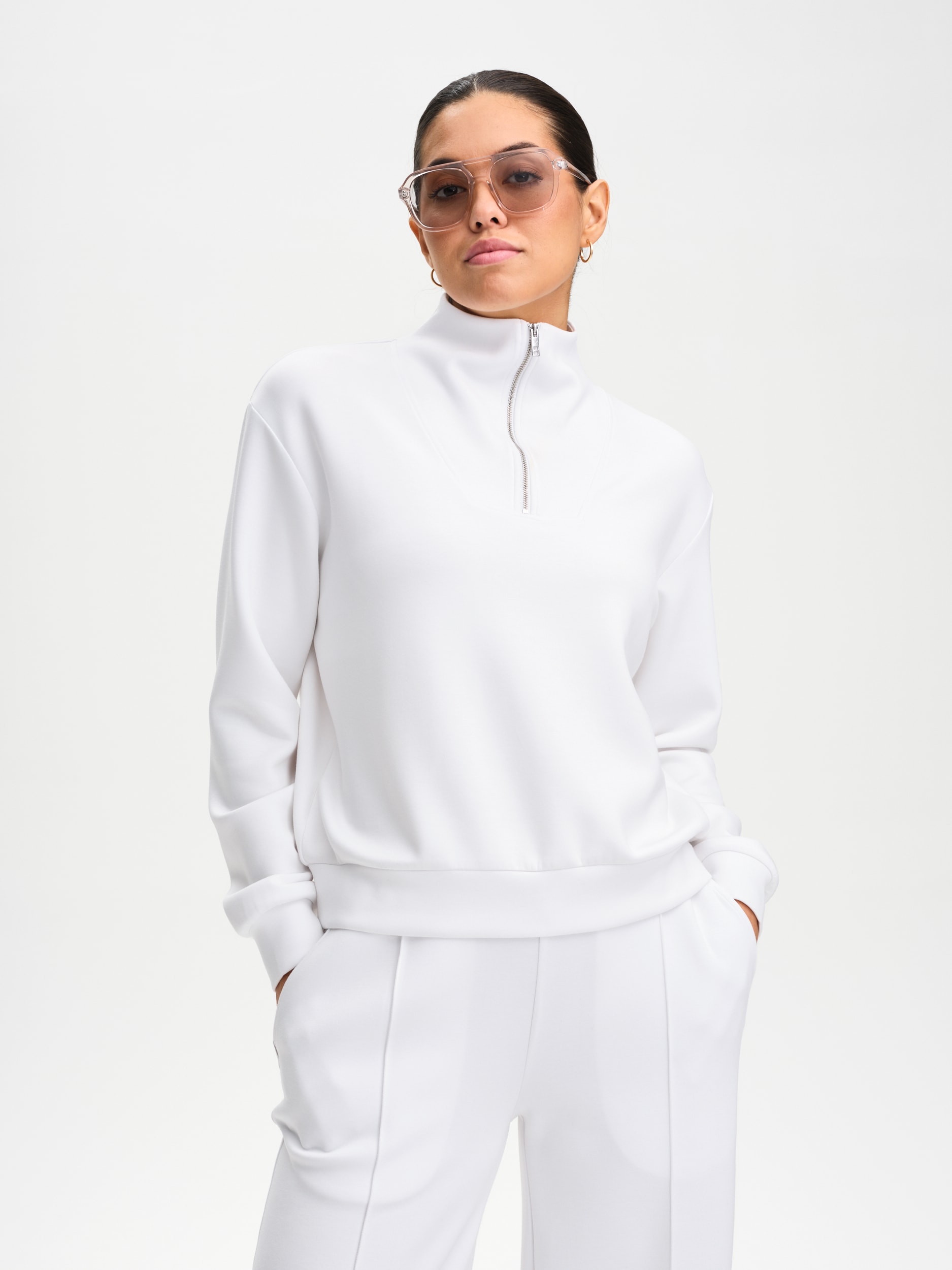 
SOC, 
W SOFT HALF ZIP, 
Detail 1
