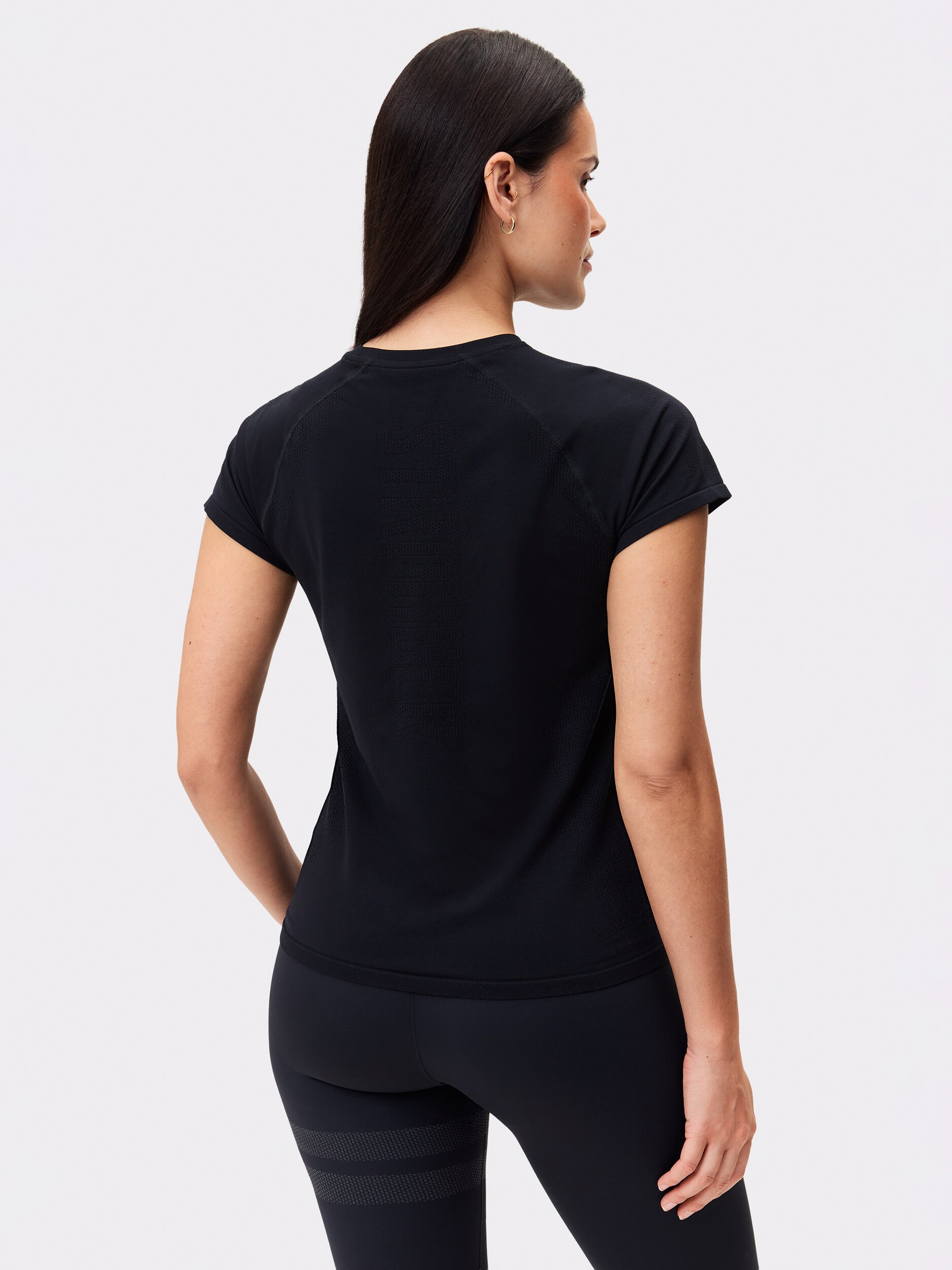 STRONGER, SEAMLESS PERFORMANCE T-SHIRT