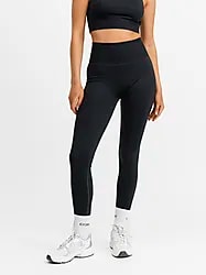 Signature Seamless Tights - Black Model01 Small1x1