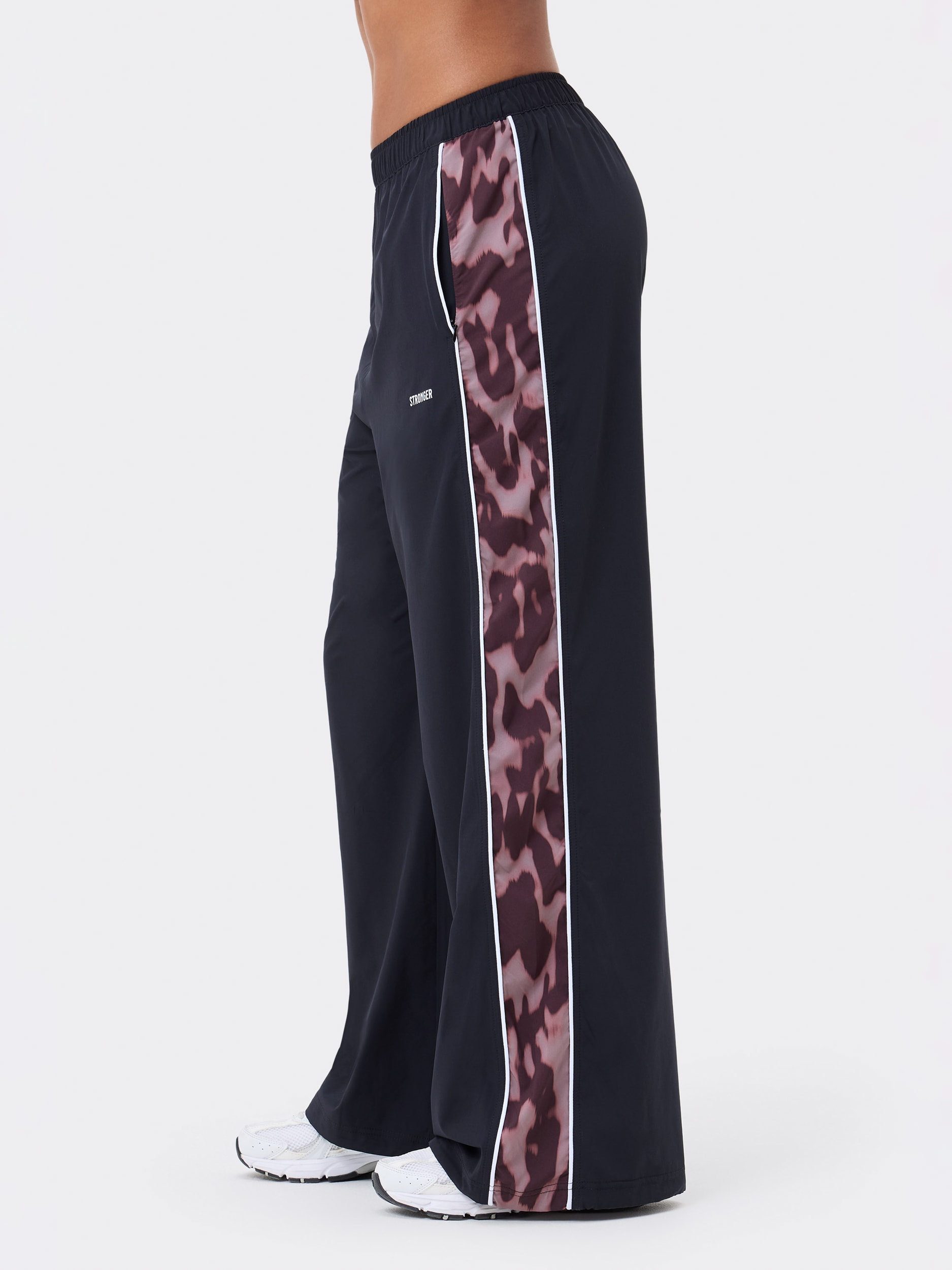 STRONGER, W BREEZY WOVEN PANTS