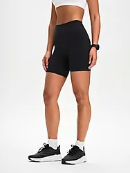 W Soft Fitness Shorts - Black Model01 Small1x1