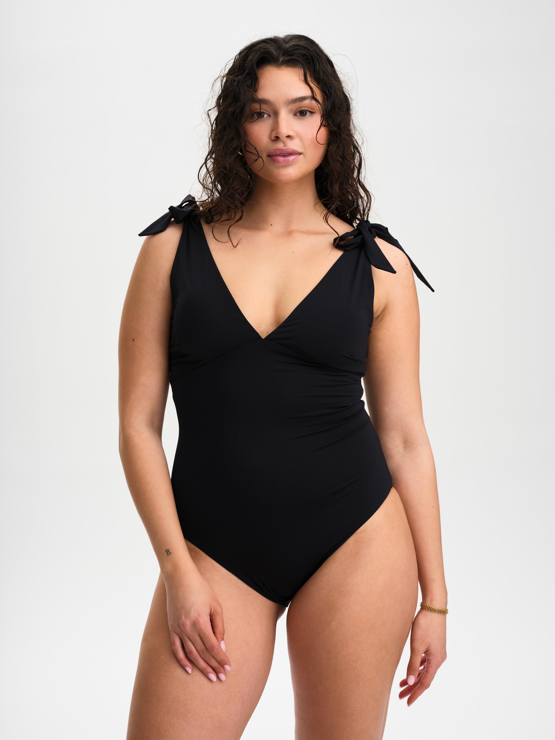 
SOC, 
W BEACH BOW SUIT, 
Detail 1
