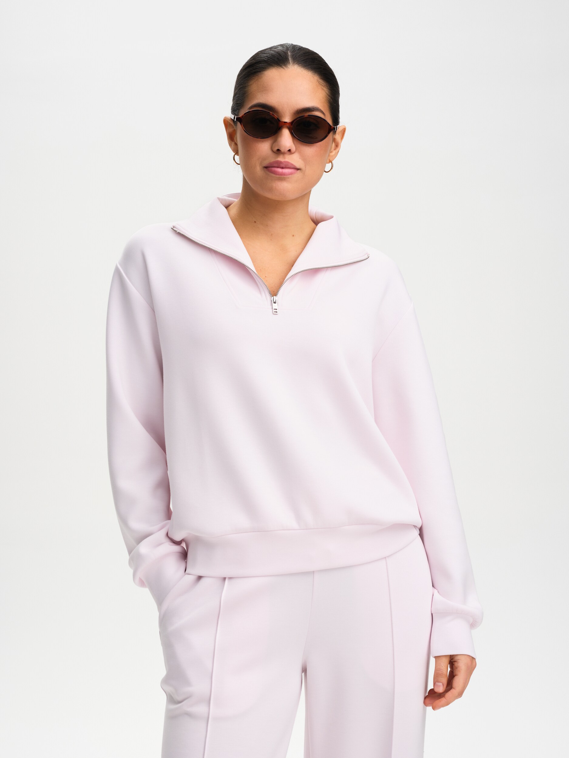 
SOC, 
W SOFT HALF ZIP, 
Detail 1
