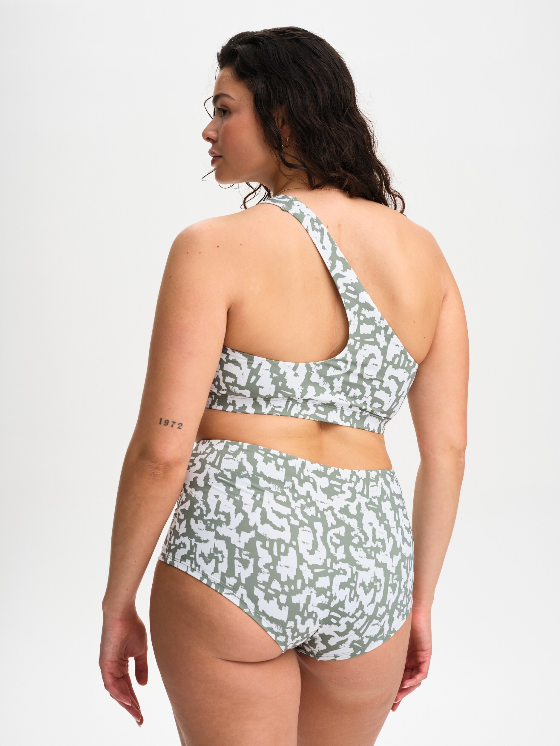 SOC, W BEACH ONESHOULDER