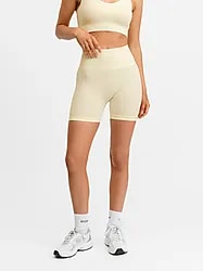 SIGNATURE SEAMLESS BIKE SHORTS - LIGHT YELLOW Model01 Small1x1