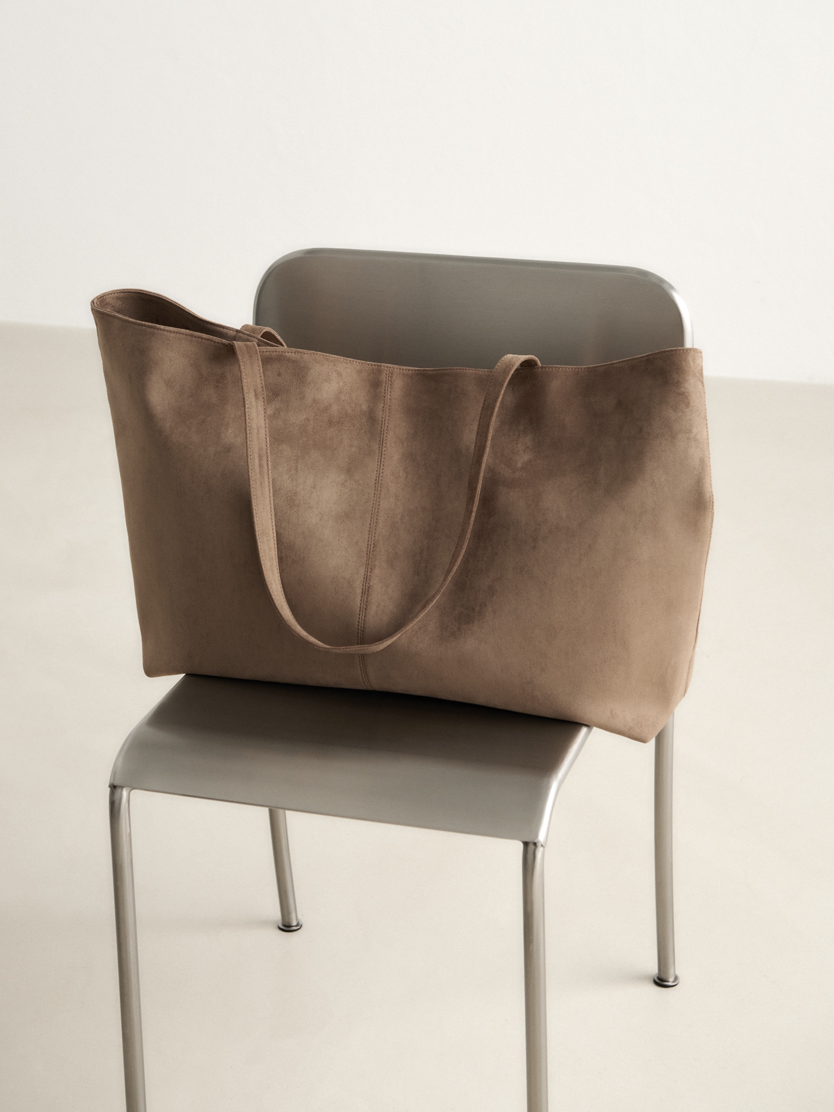 
AIM&acute;N, 
MICROSUEDE APPAREL TOTE BAG, 
Detail 1
