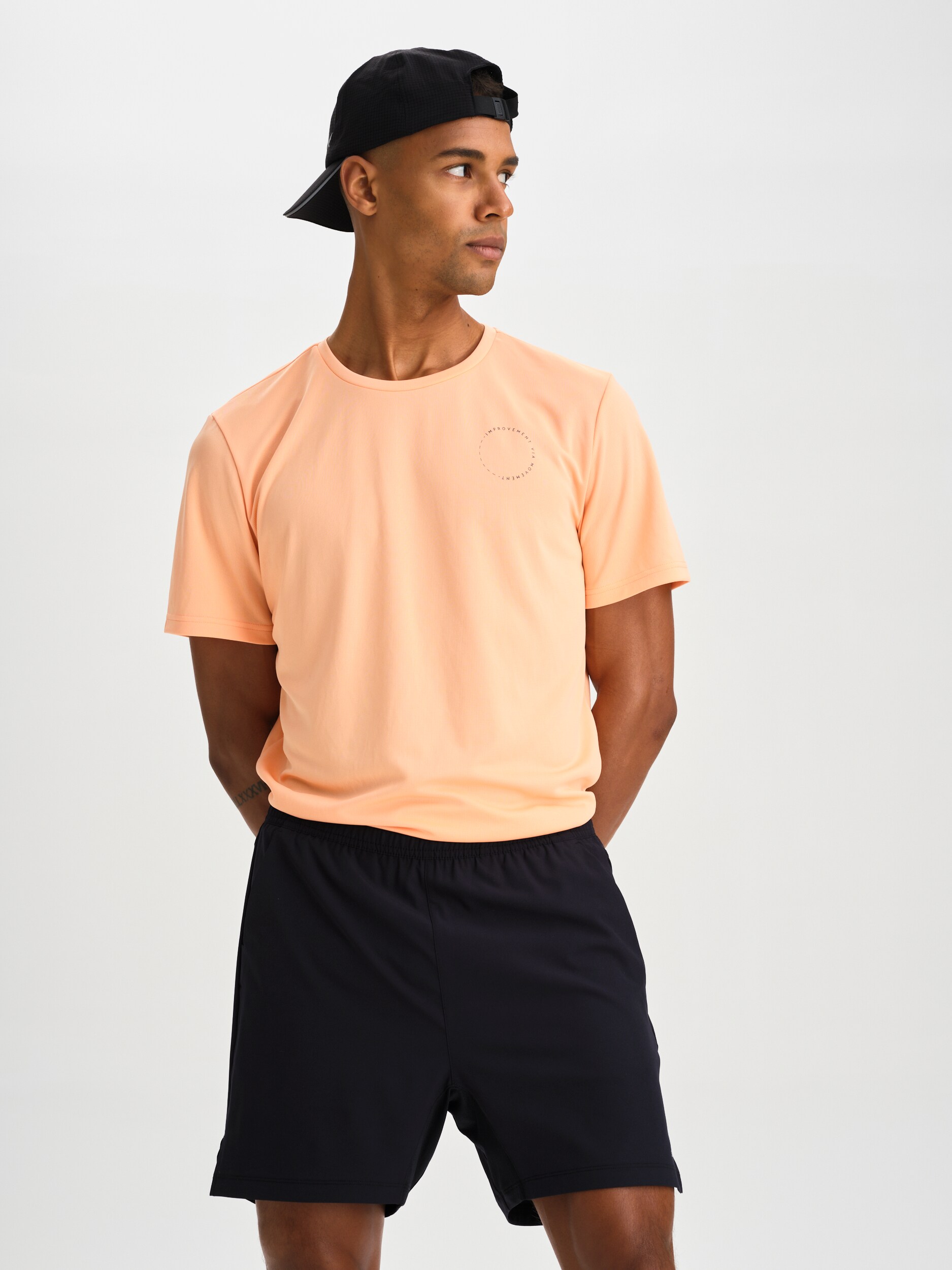 SOC, M RUN GRAPHIC MESH TEE