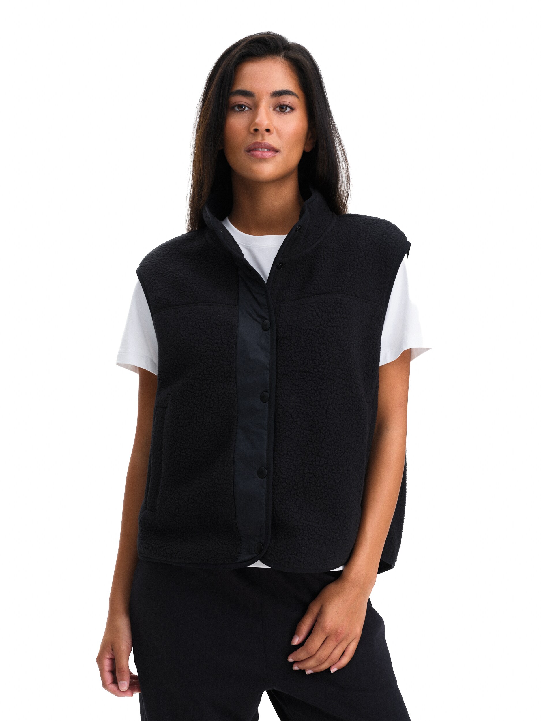 
URBAN ROAM, 
PILE VEST W, 
Detail 1
