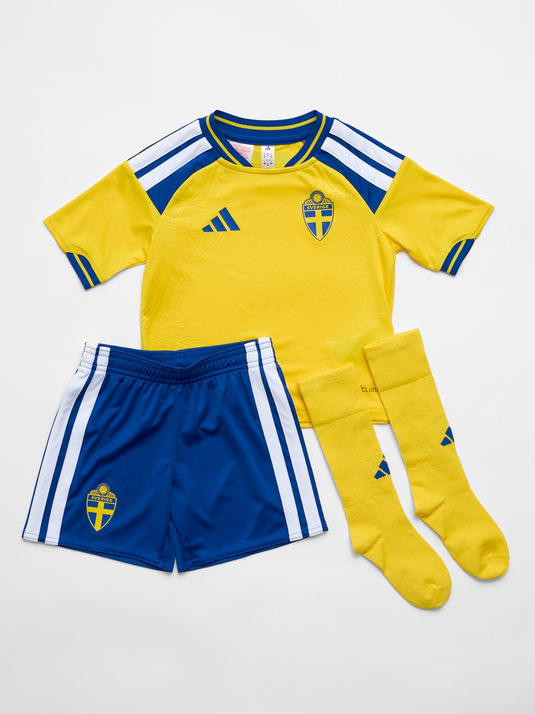 
ADIDAS, 
Sweden 26 Home Kids Set, 
Detail 1
