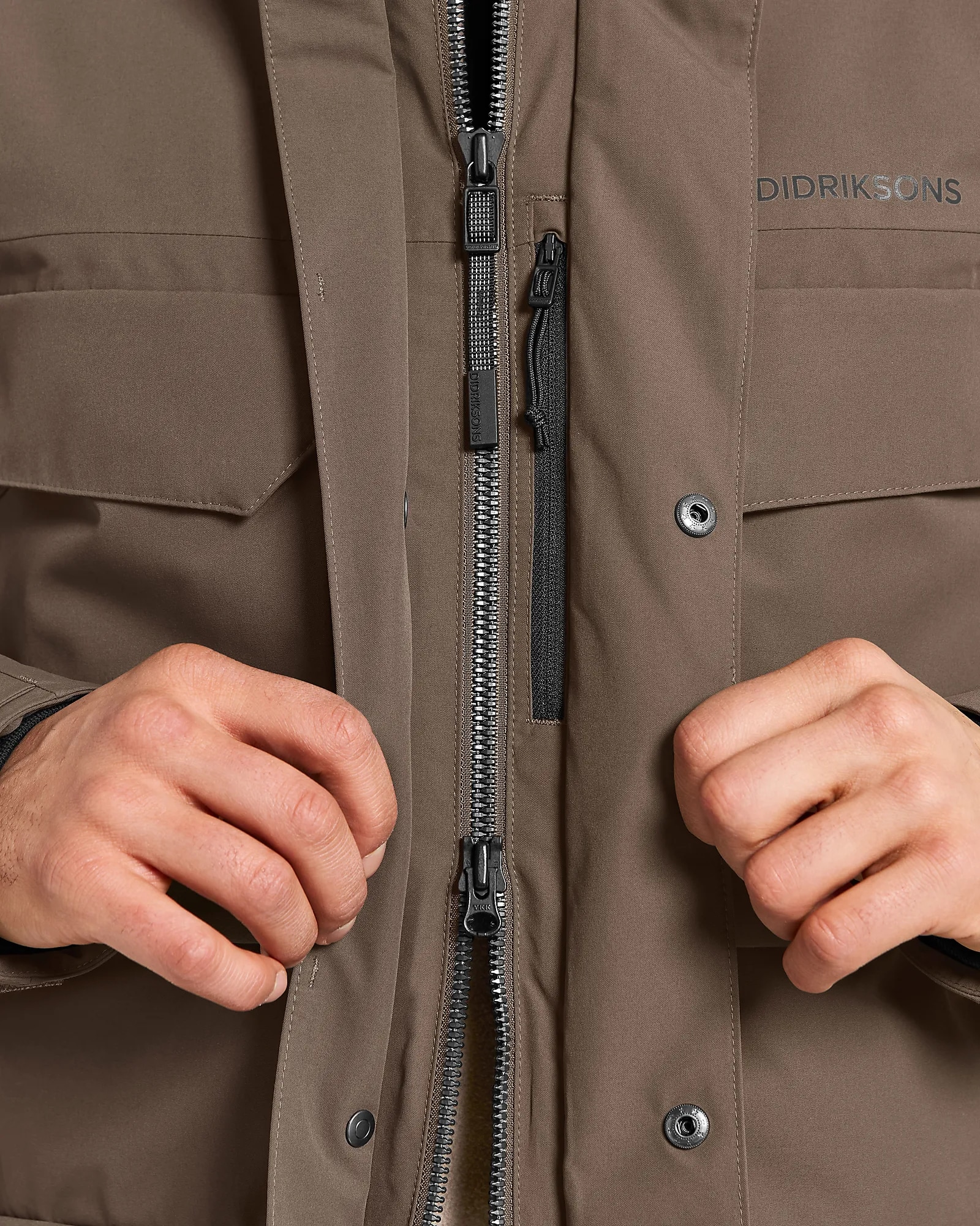 Didriksons Drew Usx Parka 8 Deep Green 505778-300 jassen online bestellen bij Outdoor Didriksons Drew Usx Parka 8 Deep Green 505778-300 jassen online bestellen bij Outdoor