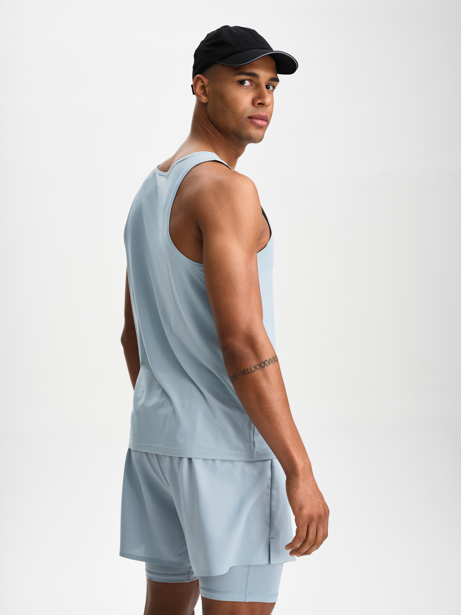 SOC, M RUN AIRY SINGLET