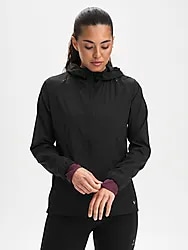W Run Wind Jacket - Black Model01 Small1x1