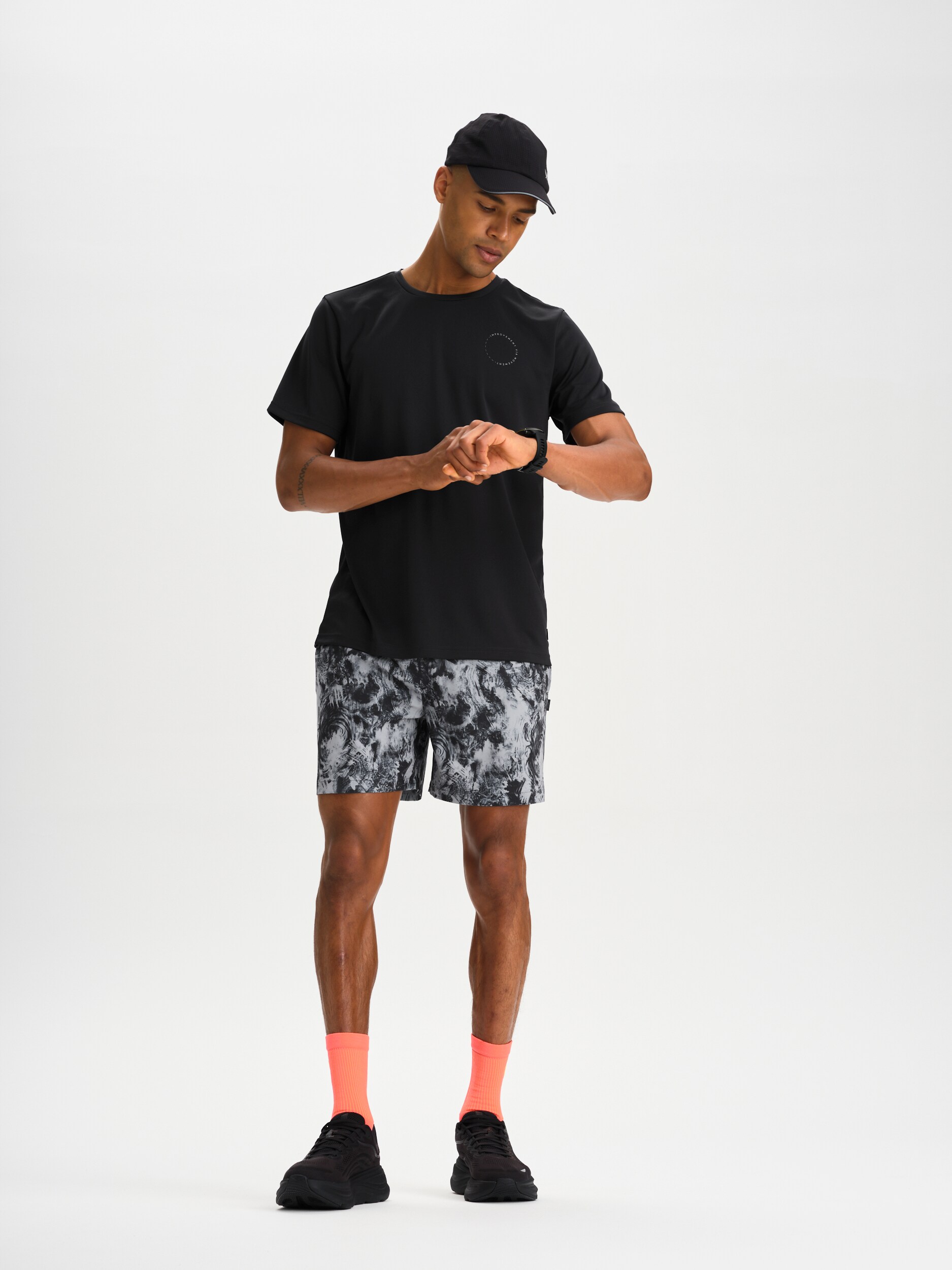 SOC, M RUN GRAPHIC MESH TEE