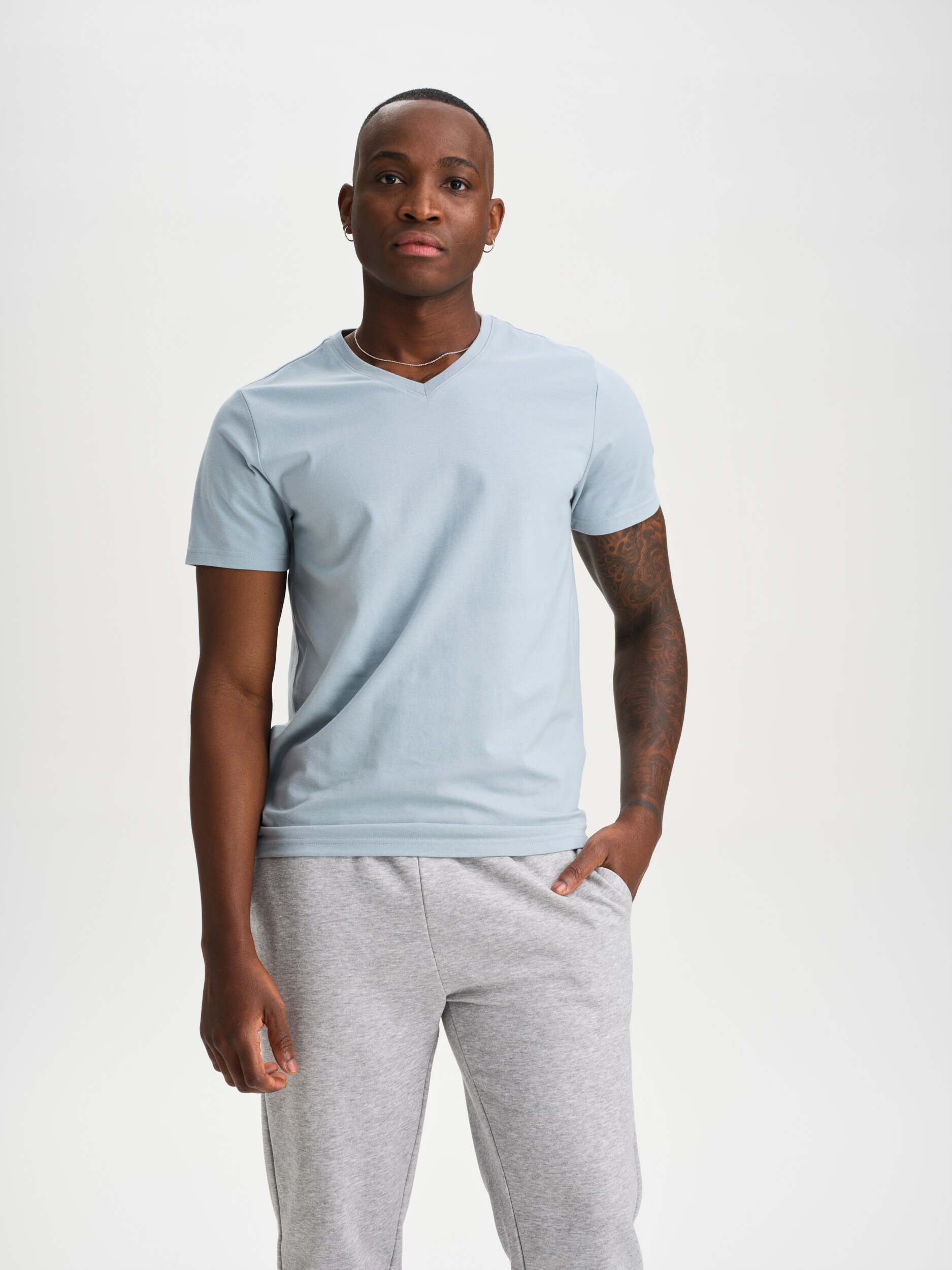 
SOC, 
M SLIM FIT V-NECK TEE, 
Detail 1
