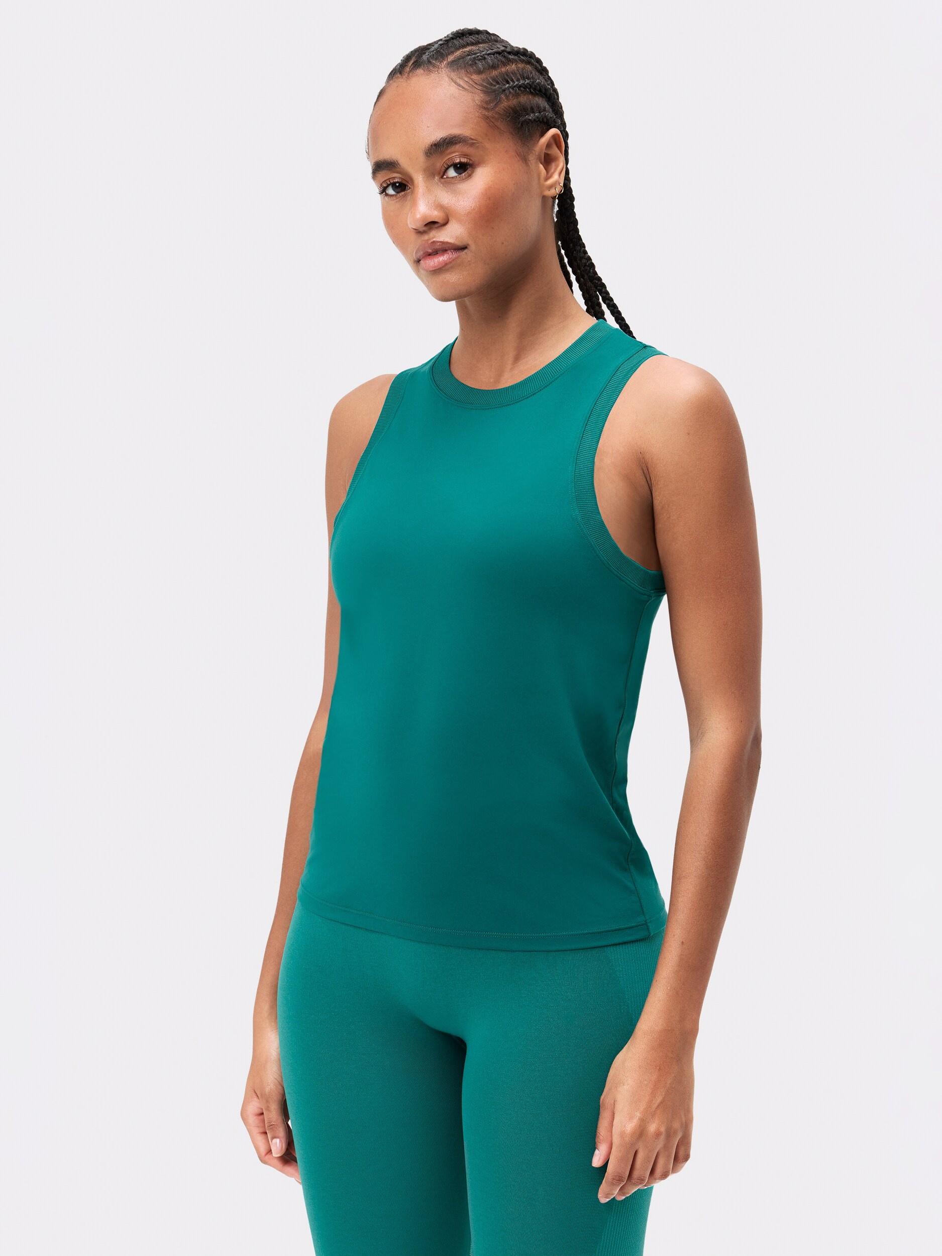 
STRONGER, 
RELAXED TANK, 
Detail 1
