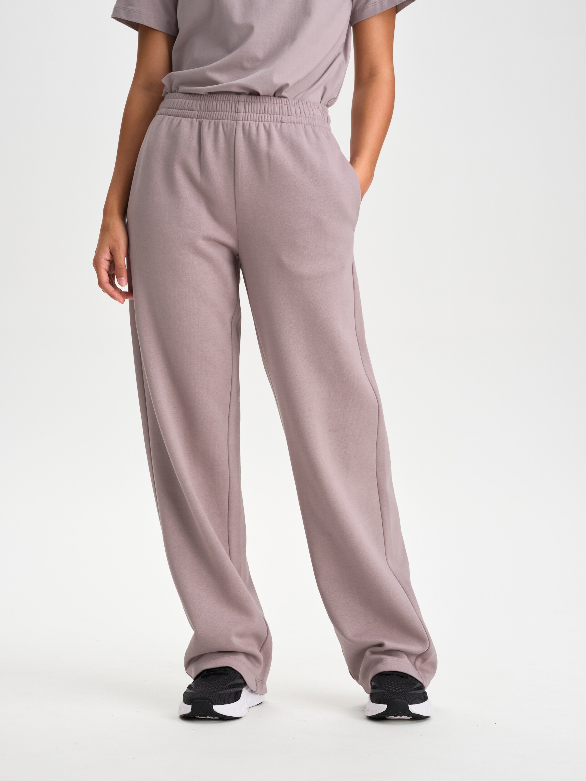 
SOC, 
W Core Straight Pant, 
Detail 1
