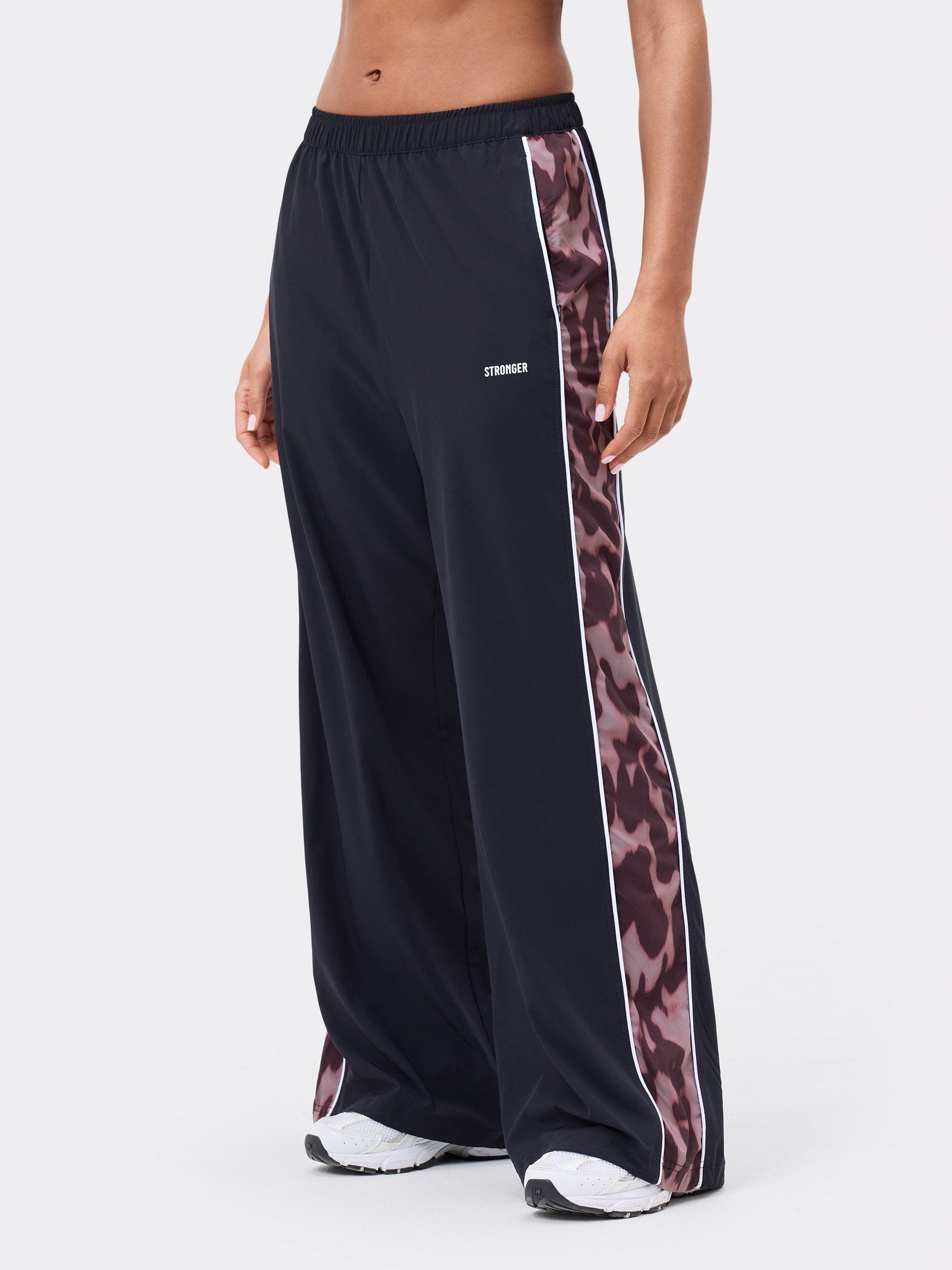 
STRONGER, 
W BREEZY WOVEN PANTS, 
Detail 1
