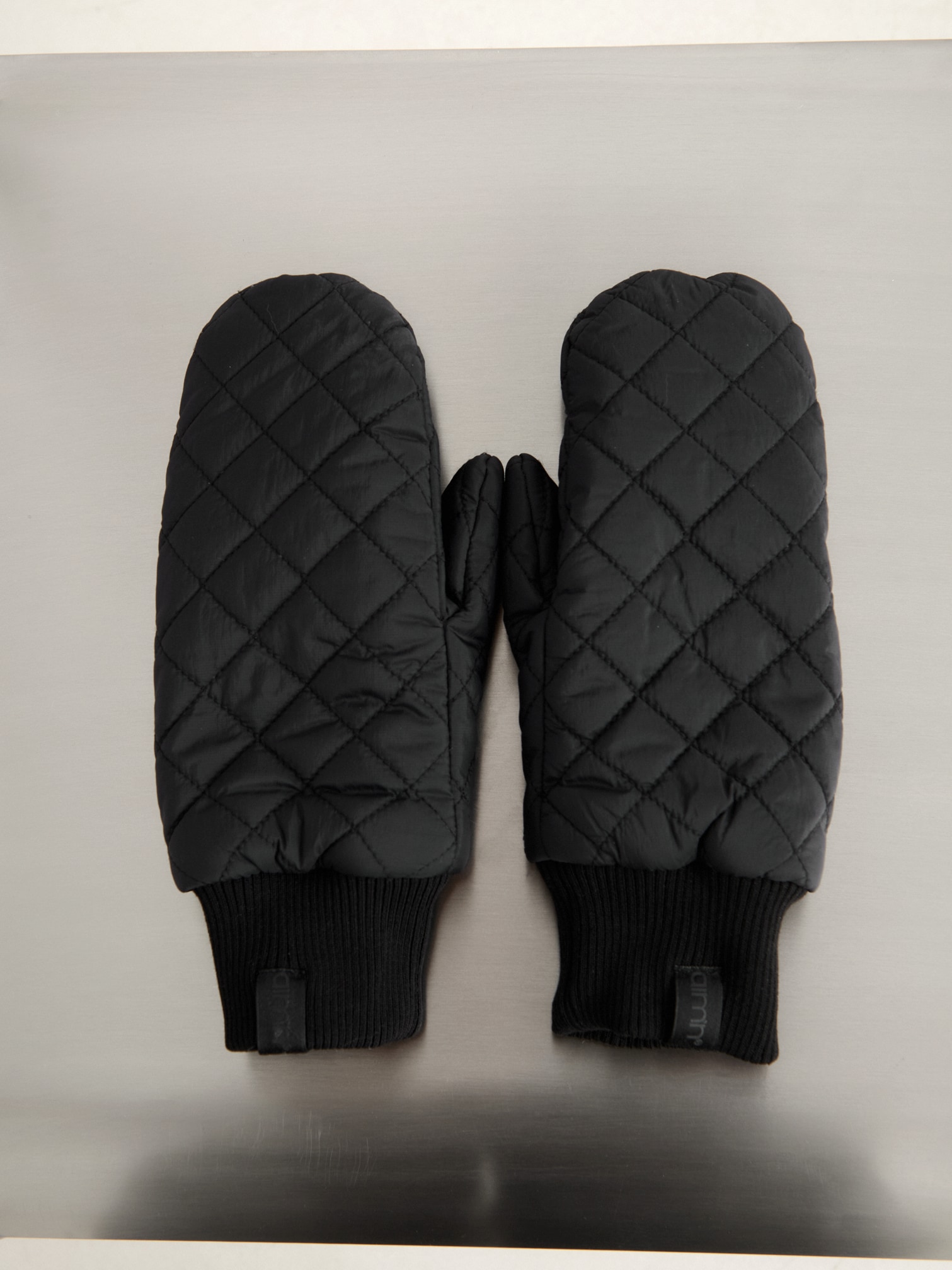 
AIM&acute;N, 
QUILTED MITTENS, 
Detail 1
