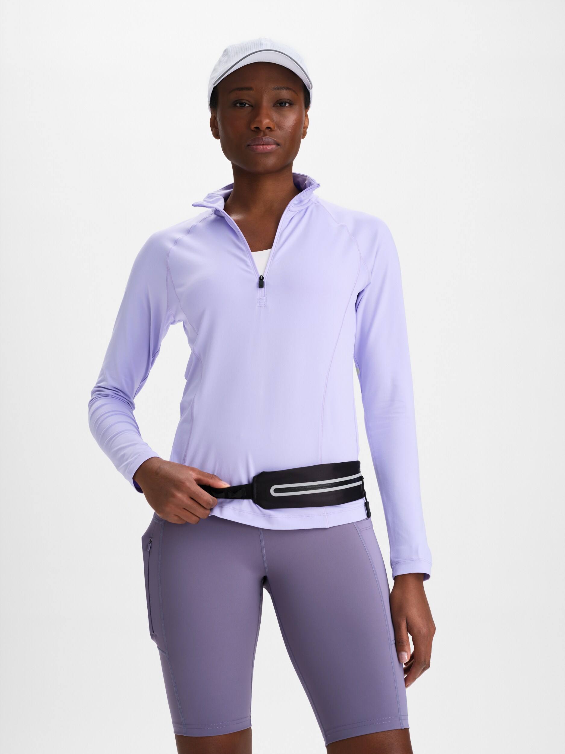 
SOC, 
W RUN LIGHT HALF ZIP, 
Detail 1
