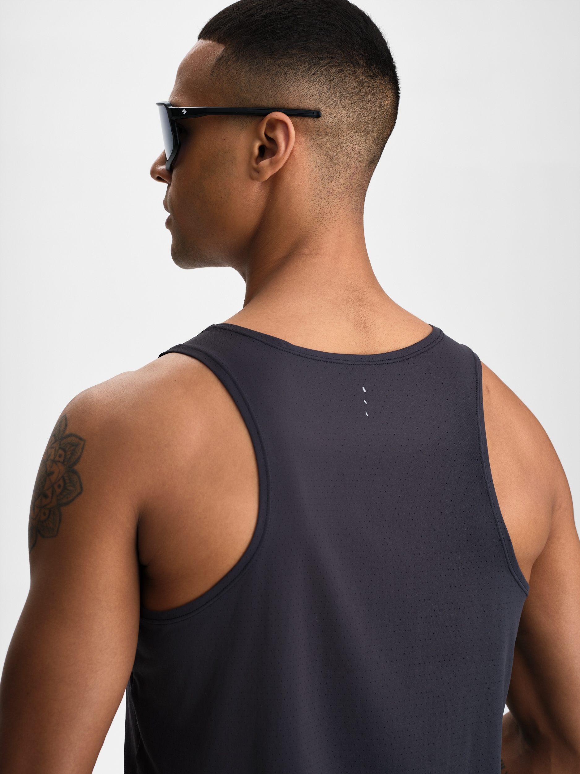 SOC, M RUN AIRY SINGLET