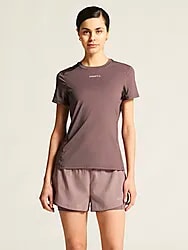 W ADV ESSENCE SS TEE 2 - FLINT Model01 Small1x1
