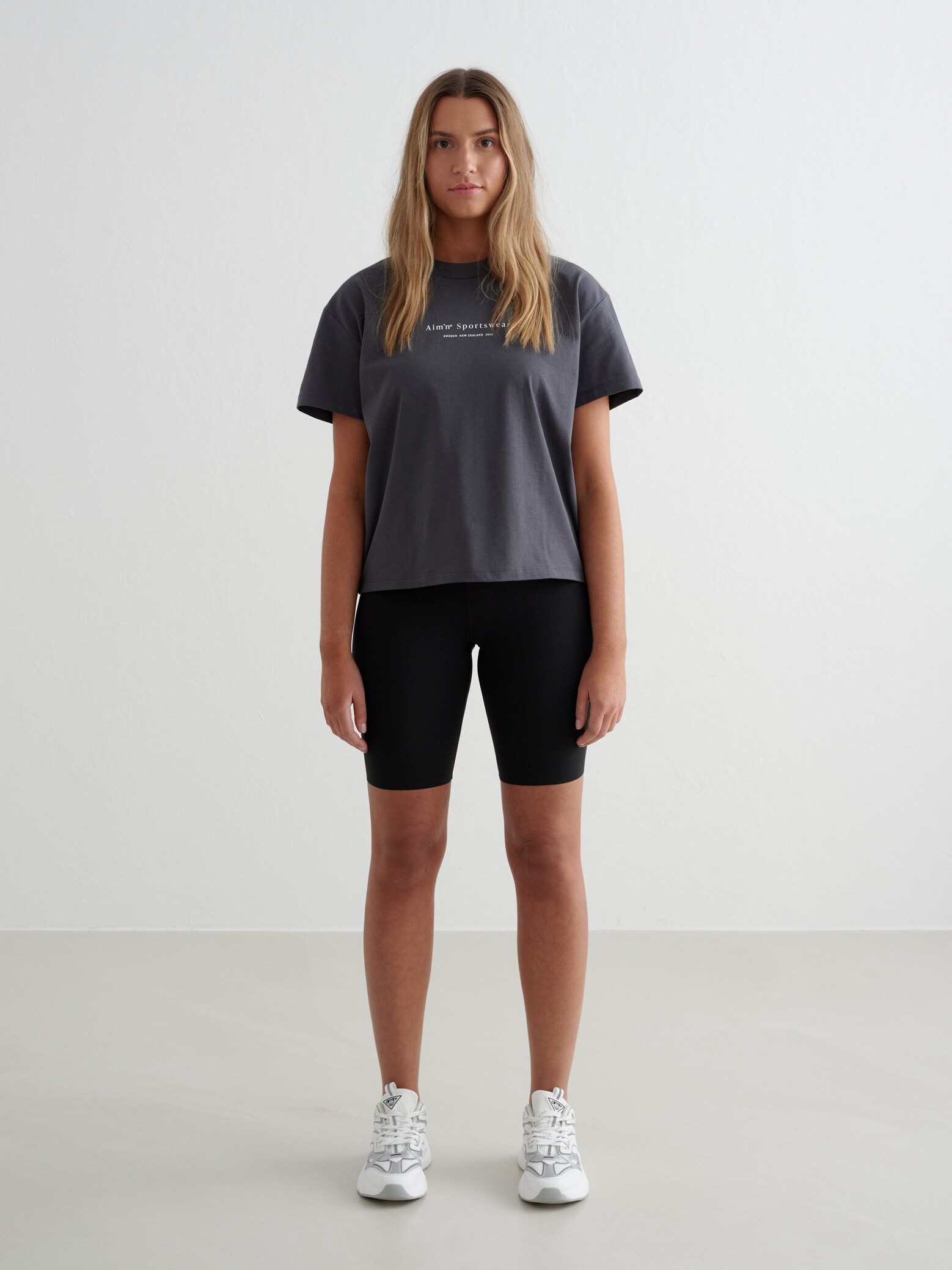 AIM&acute;N, W Serif Boxy T-Shirt