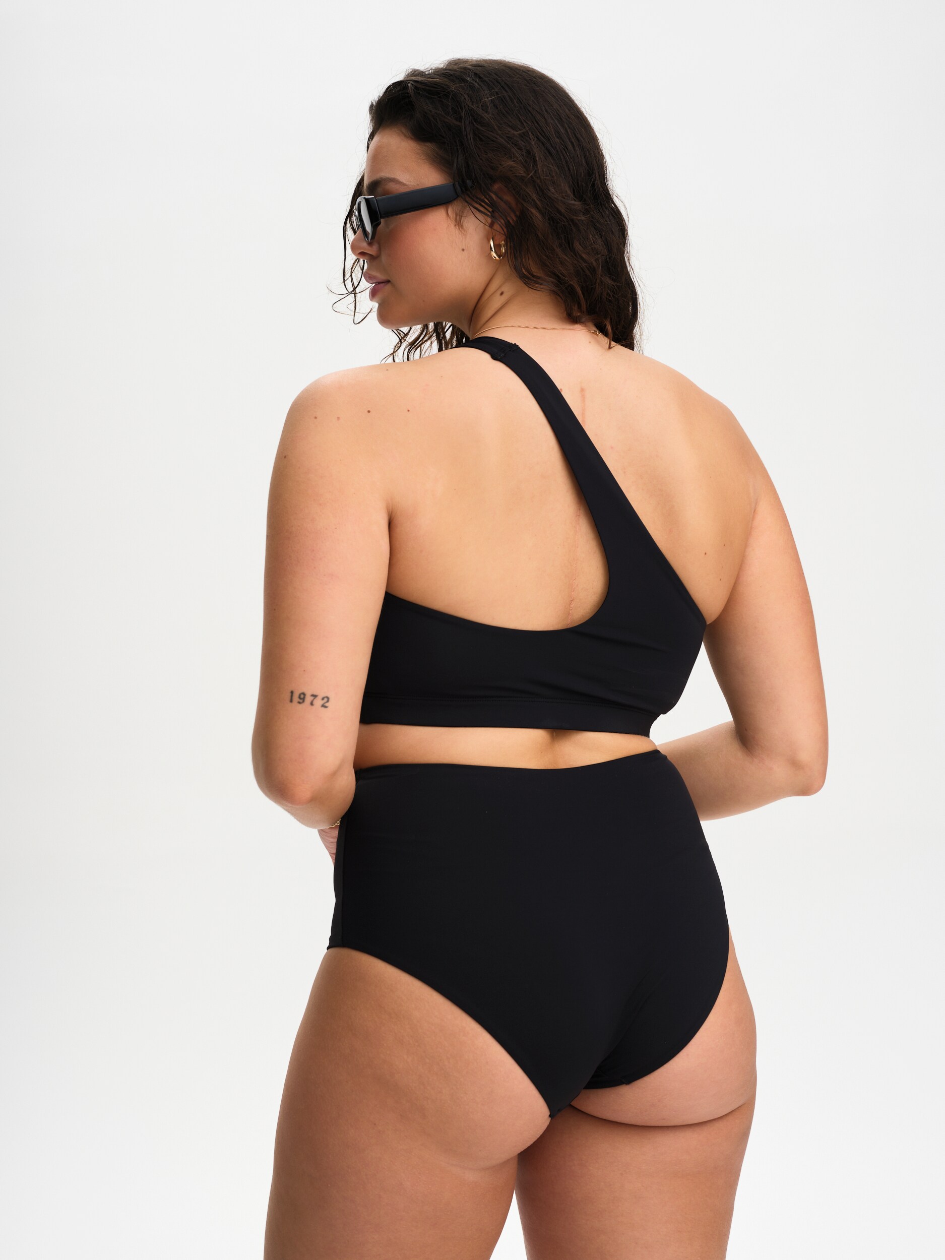 SOC, W BEACH ONESHOULDER