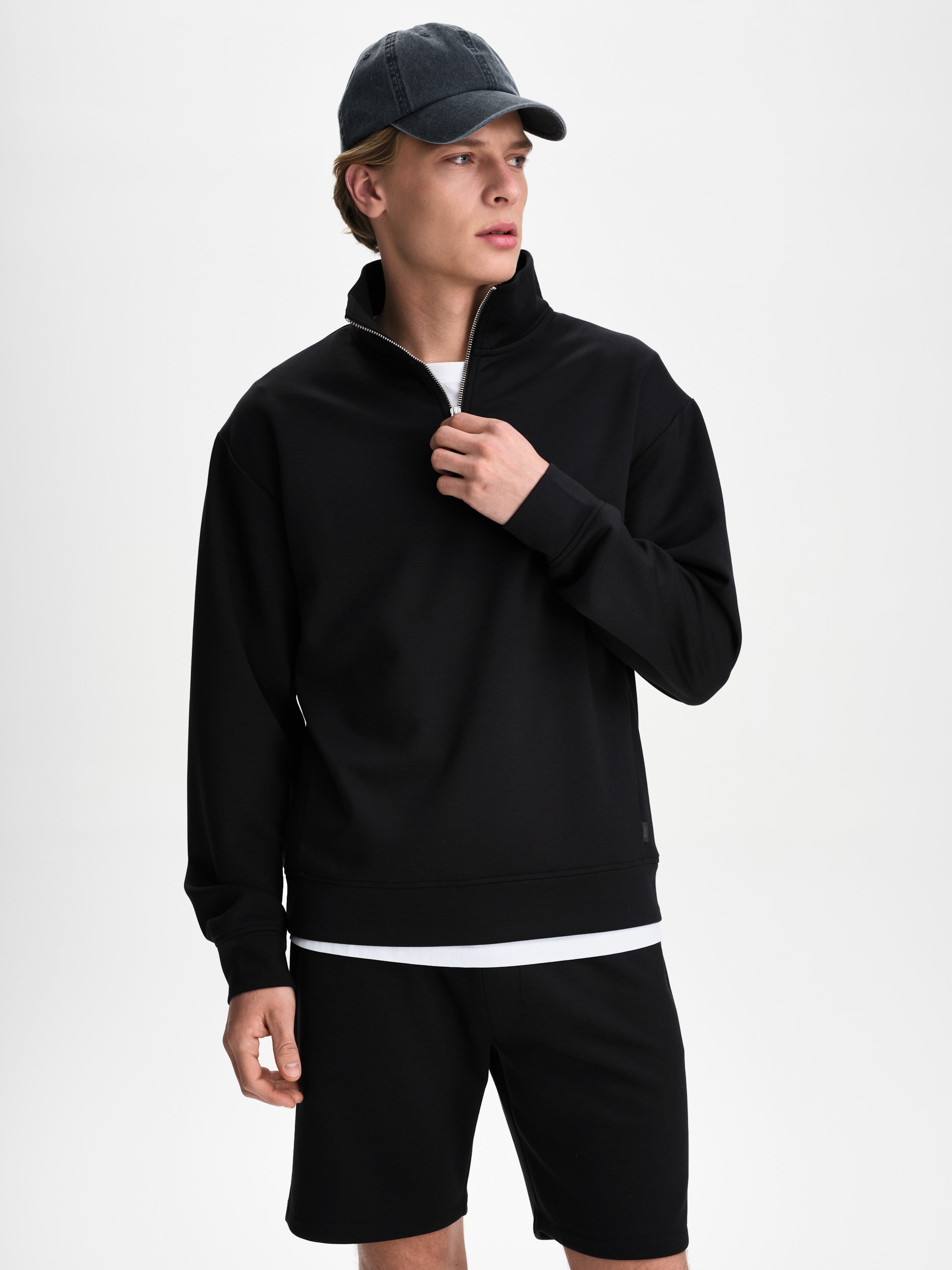 
SOC, 
M SOFT HALF ZIP, 
Detail 1
