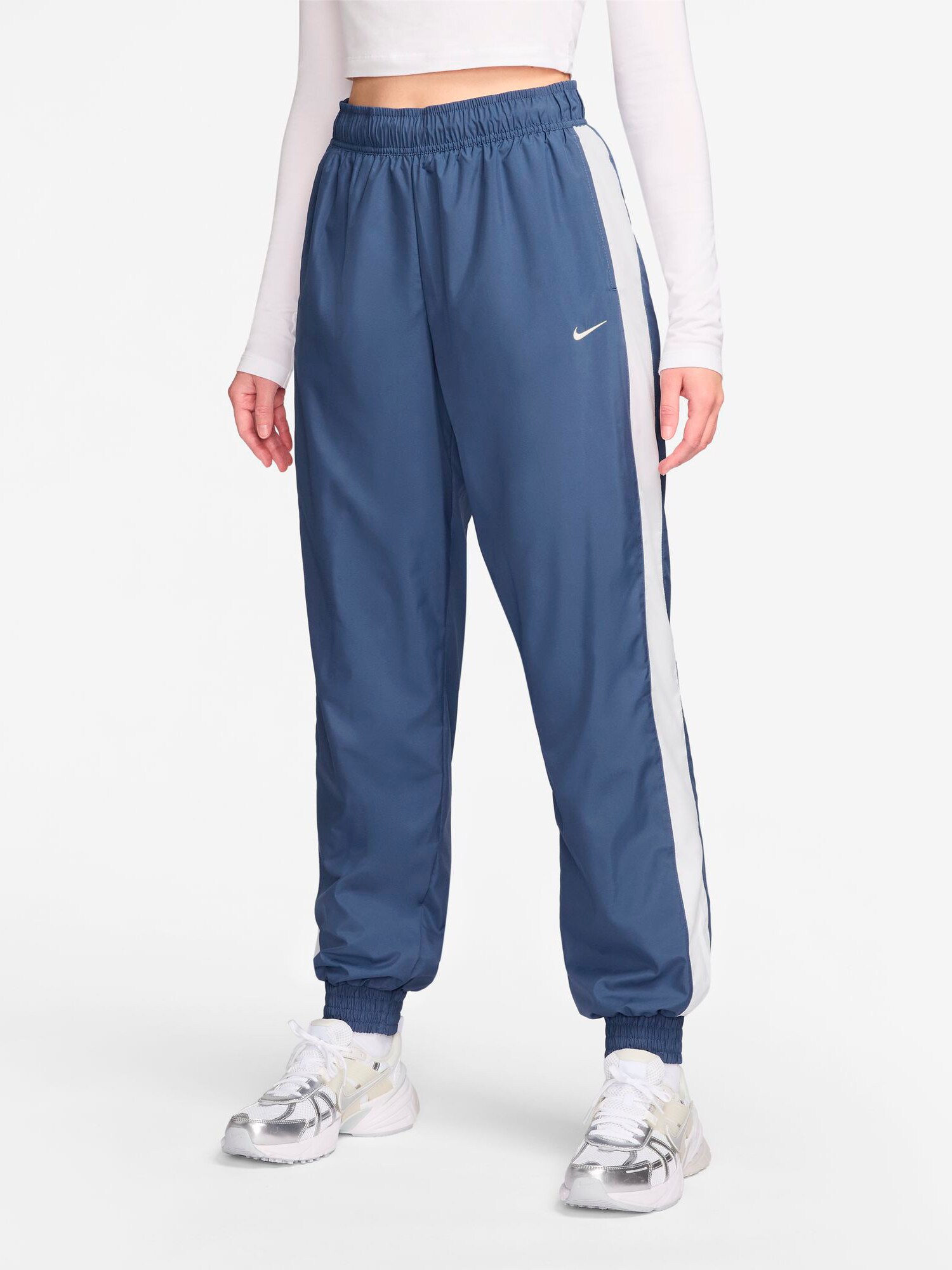 
NIKE, 
W Classic Wovens Mid-Rise Loose Joggers, 
Detail 1
