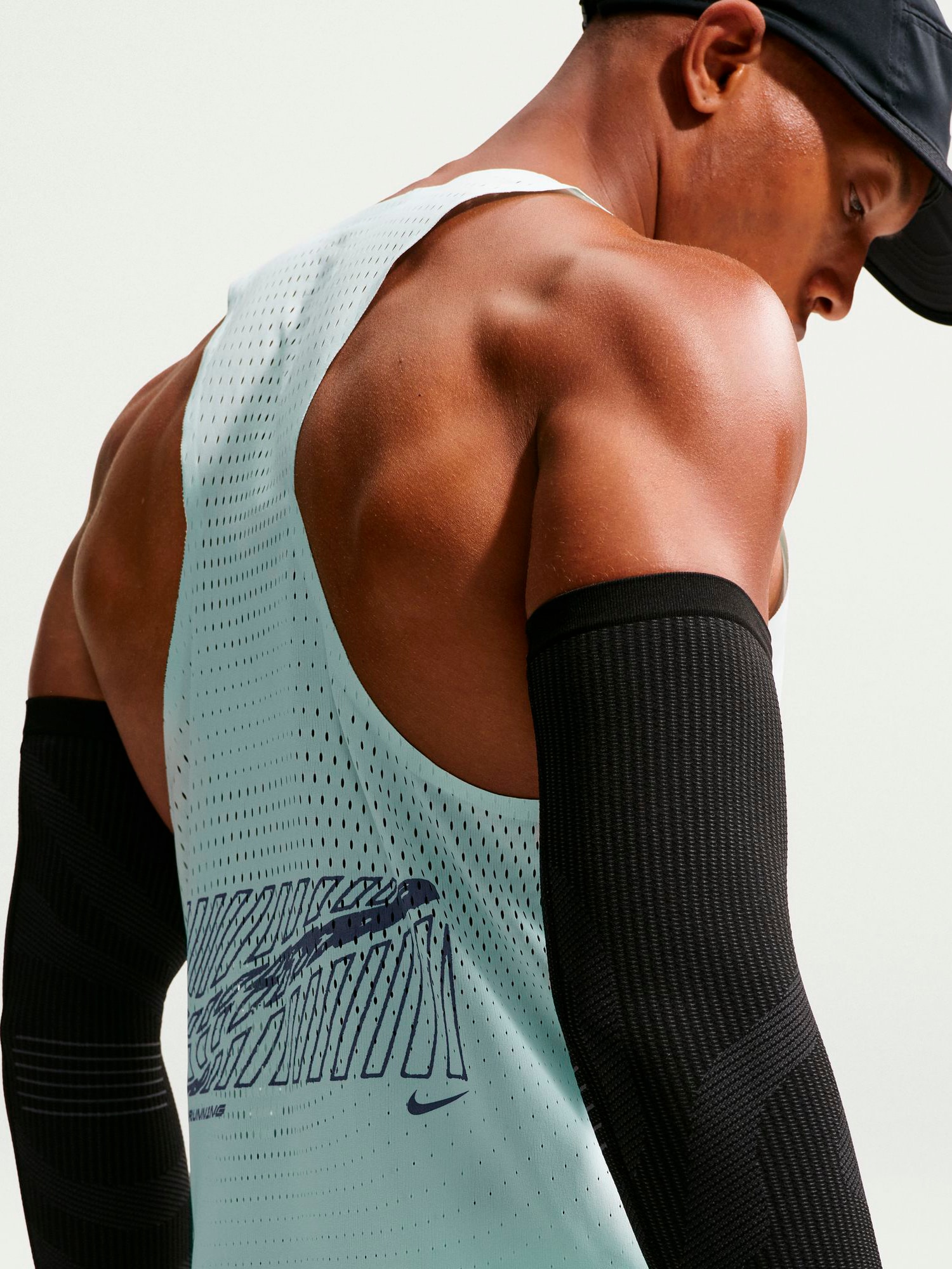 NIKE, M NK DFADV AEROSWIFT GFX SNGLT