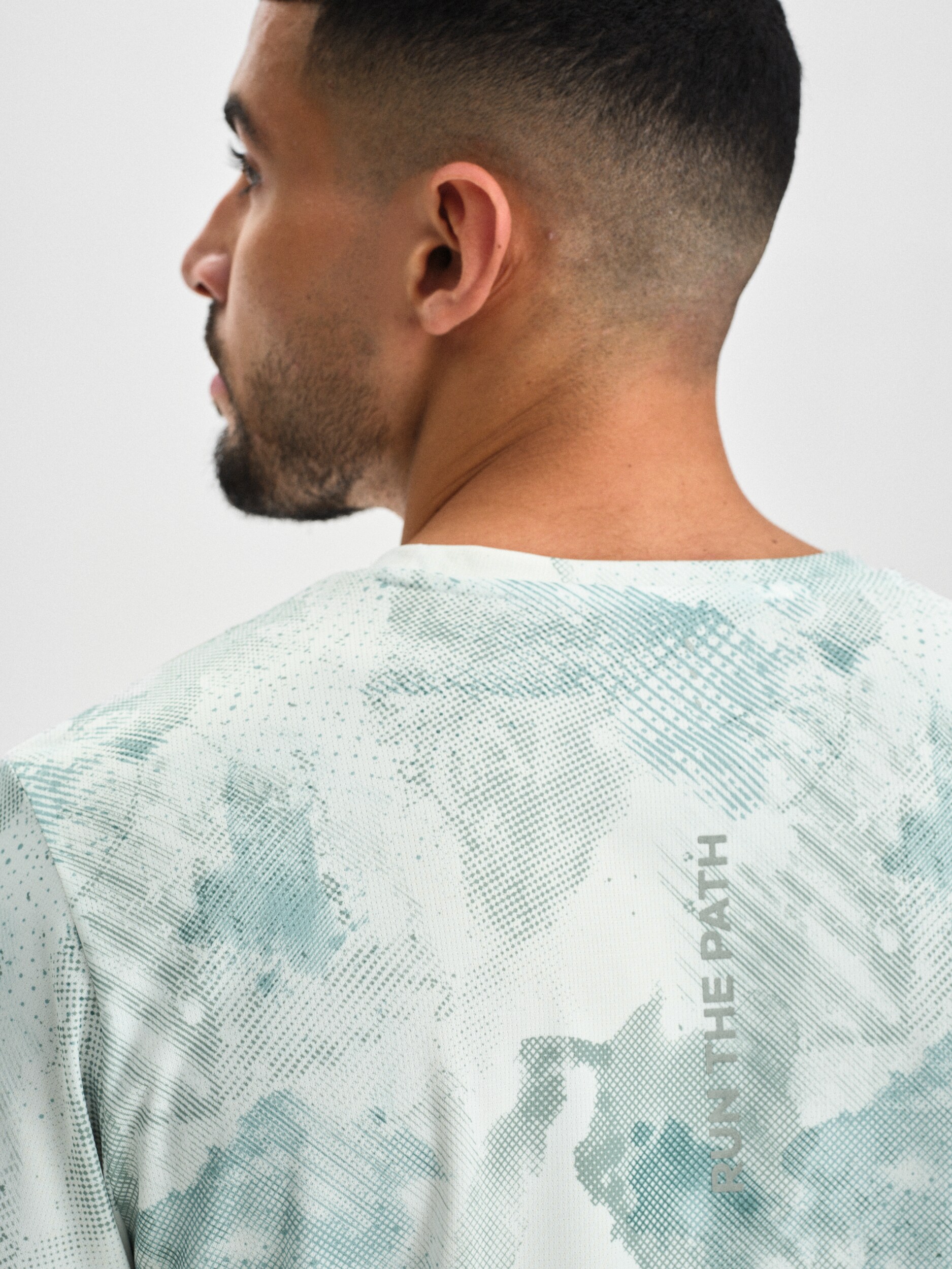 SOC, M RUN GRAPHIC MESH TEE
